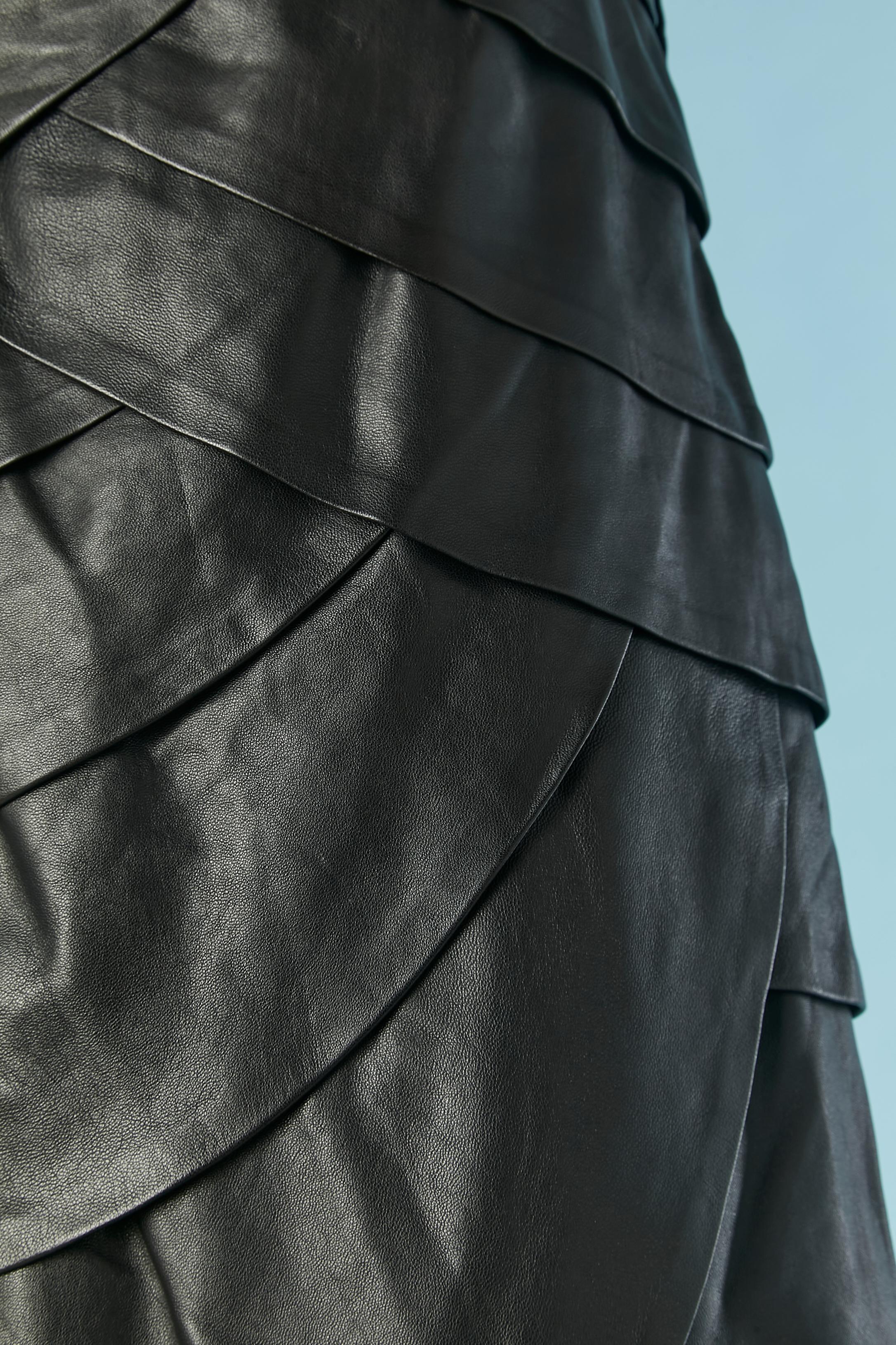Vestido de cuero negro con volantes de corte VAKKO Negro en venta
