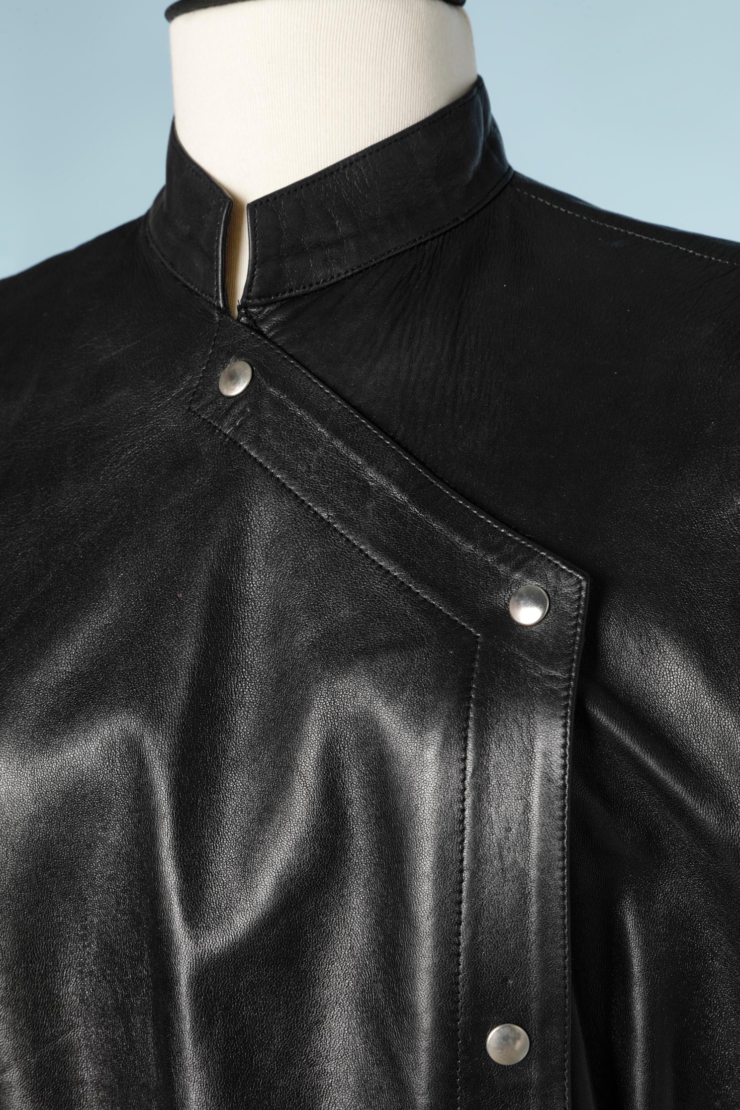 Robe en cuir noir avec bouton pression, doublure en satin noir.
Taille : 40/42 ( Fr) 