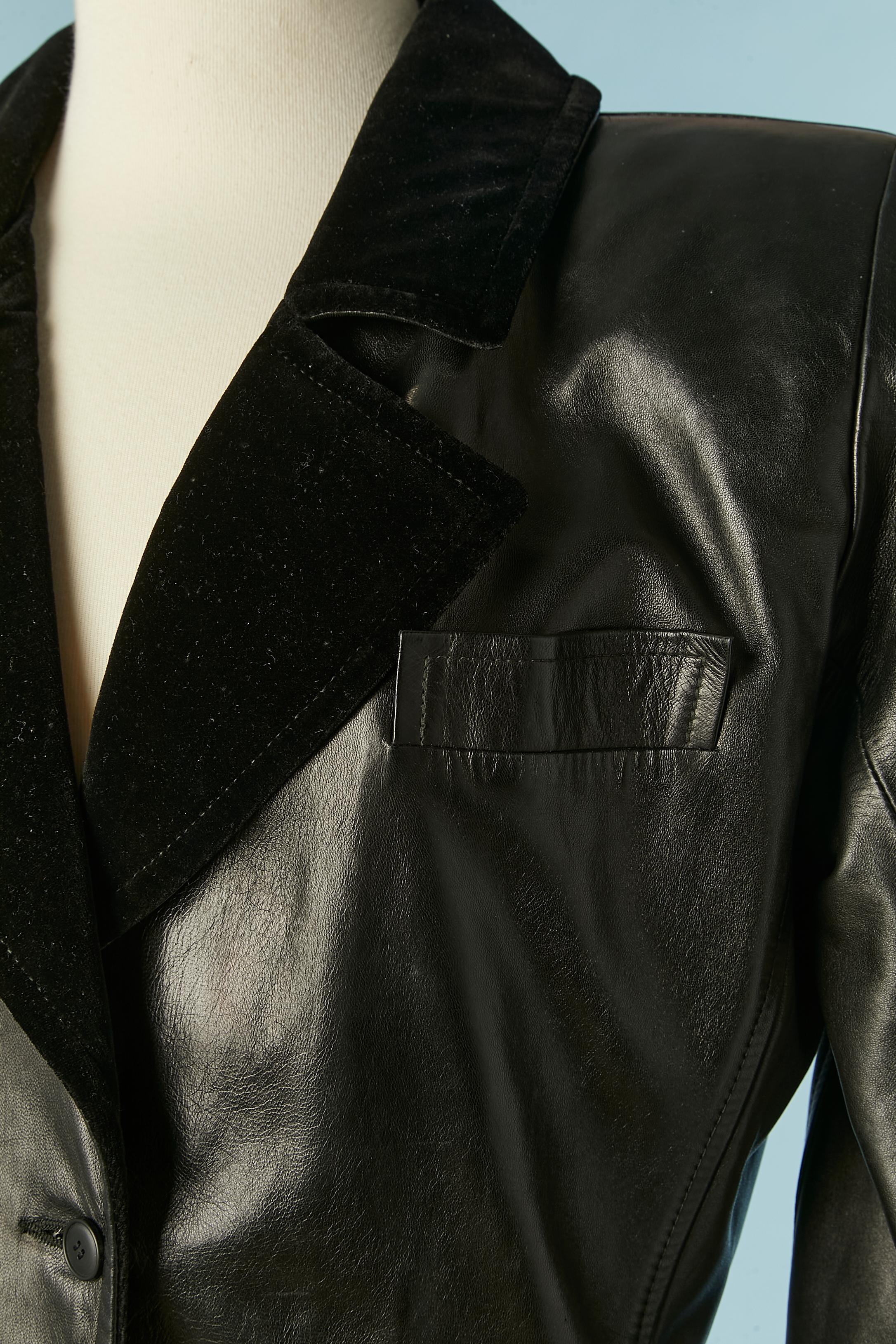 Black leather dress with velvet collar. Acetate lining. Shoulder pad. Button and buttonhole closure in the middle front and on the cuffs. Split middle back in the bottom, lenght= 30 cm 
SIZE 38 (Fr) 8 (Us) M 