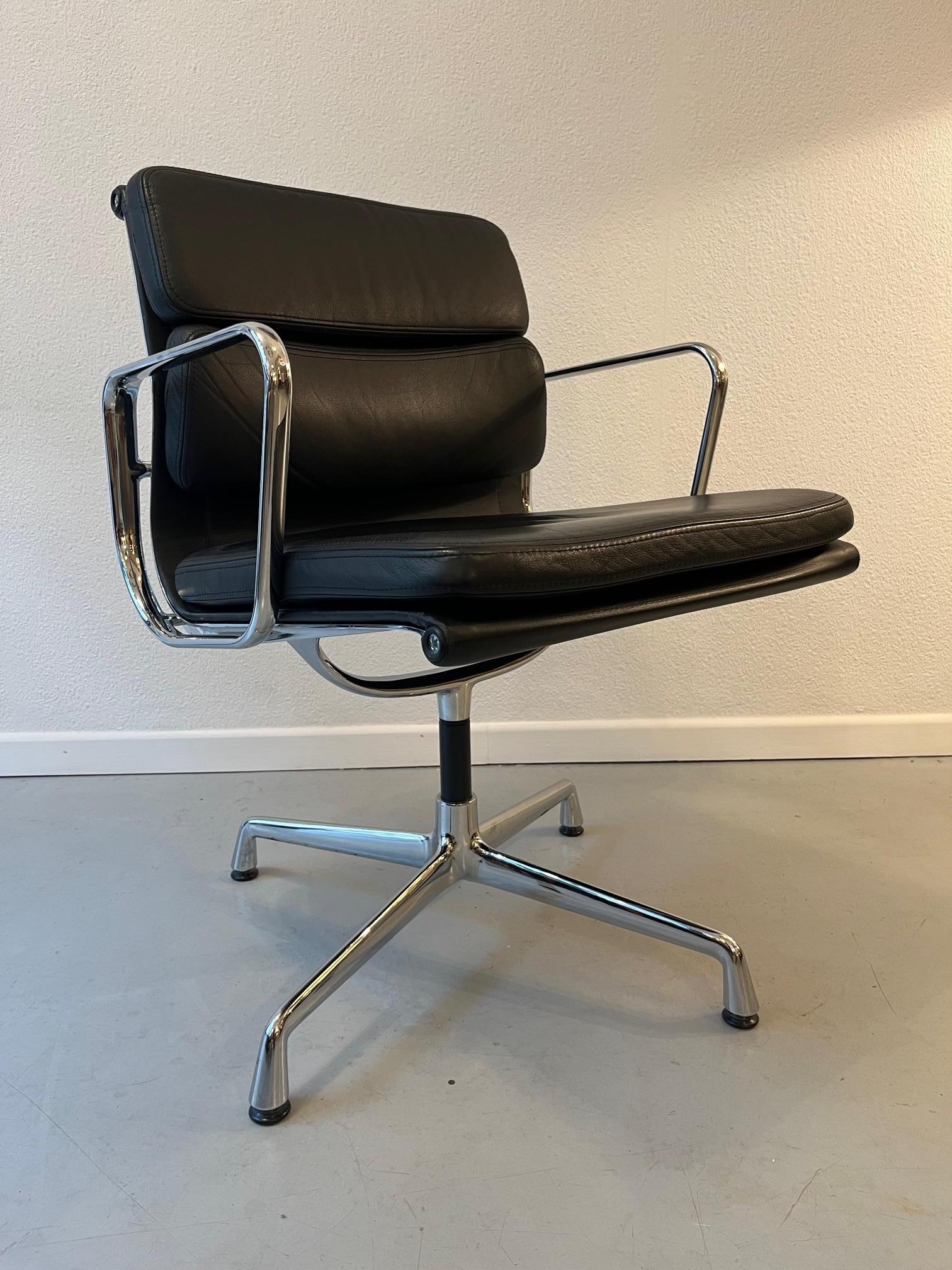 Black leather and chromed steel Soft pad office chair by Charles & Ray Eames produced by Vitra, ca. 2000s
Very good condition. Like new.
3 available.
