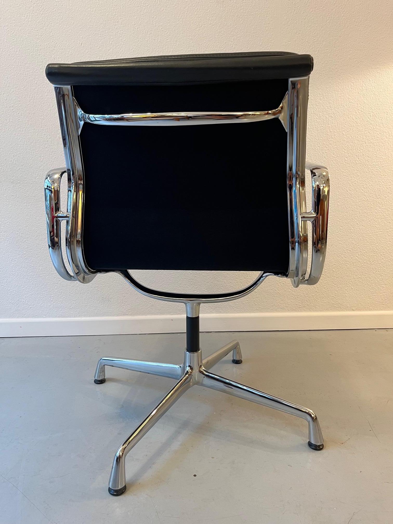 Black Leather EA 207 Soft Pad Office Chair by Charles & Ray Eames In Good Condition In Geneva, CH