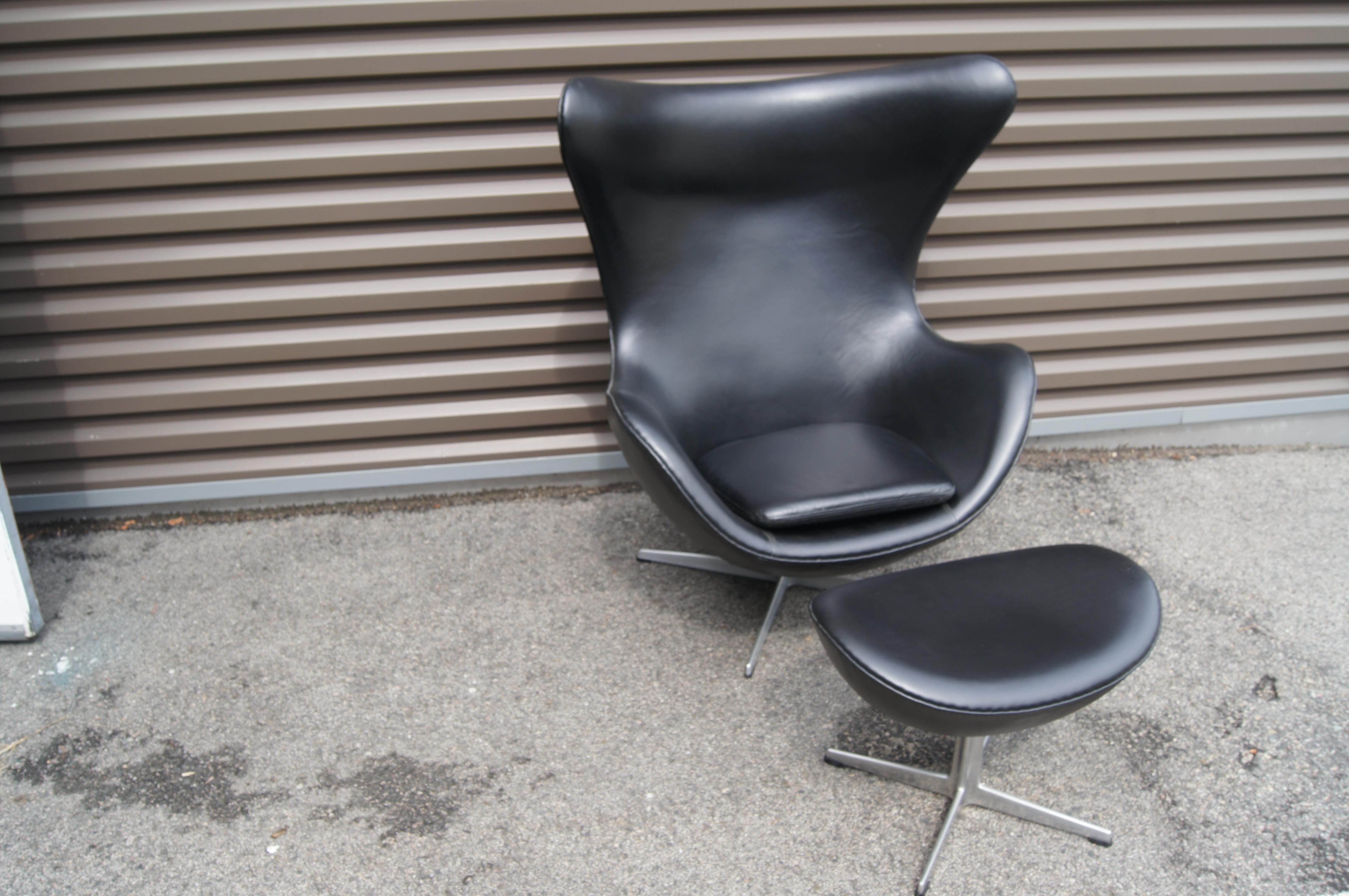 Black Leather Egg Chair and Ottoman by Arne Jacobsen for Fritz Hansen (Skandinavische Moderne)