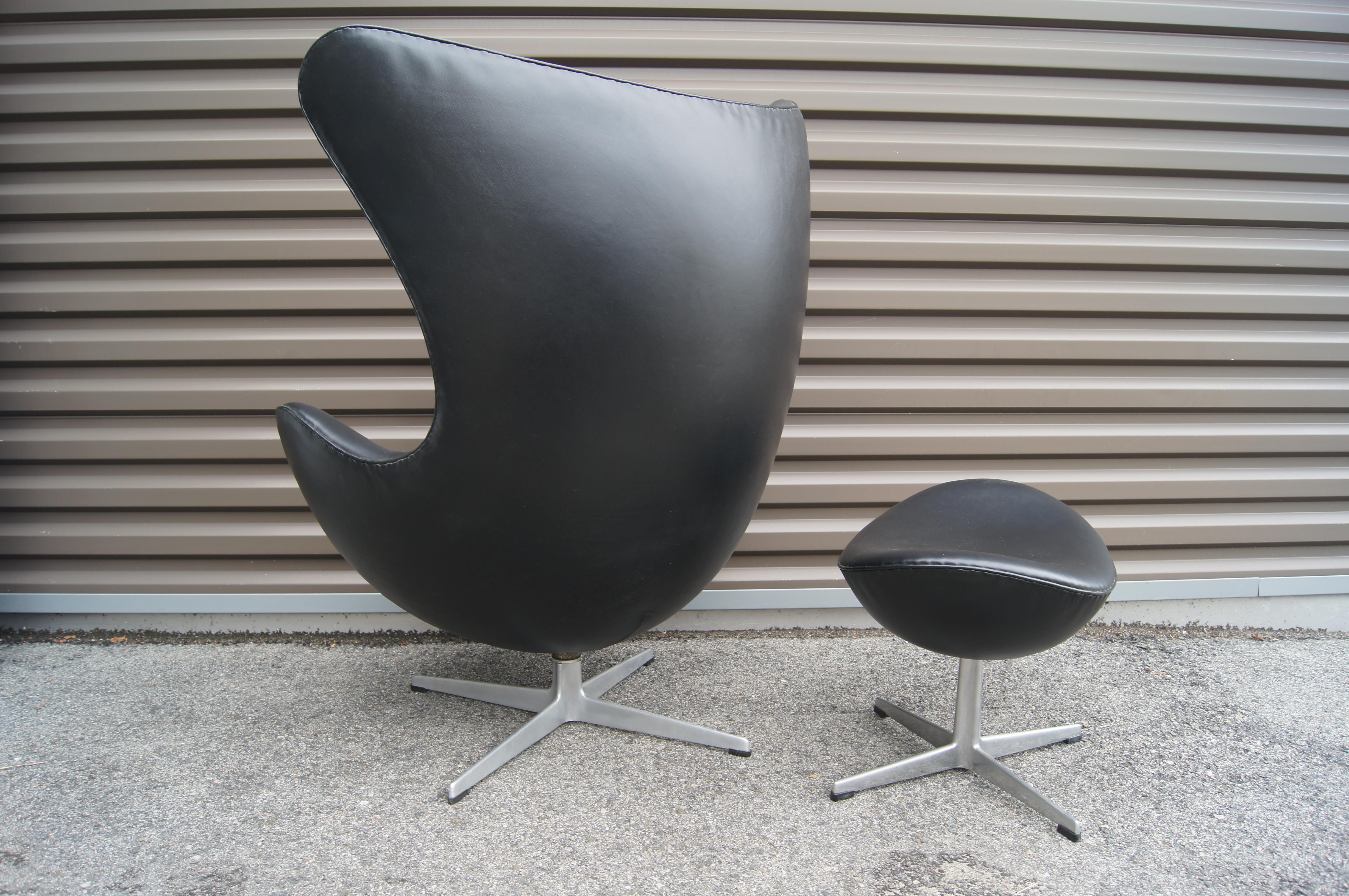 Black Leather Egg Chair and Ottoman by Arne Jacobsen for Fritz Hansen im Zustand „Hervorragend“ in Dorchester, MA