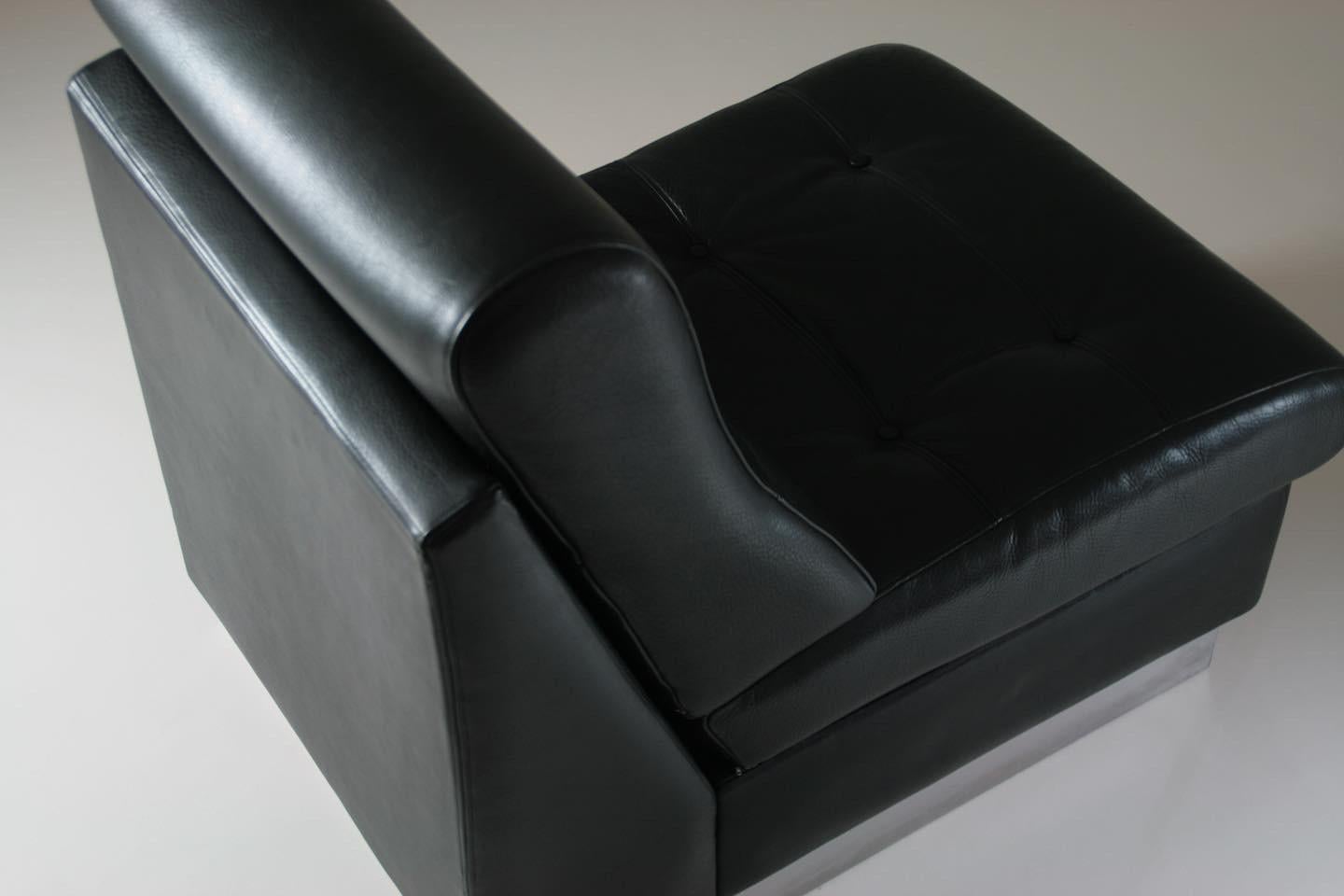 Chaise basse en cuir noir de Jacques Charpentier, fabriquée en France dans les années 1970. Base en métal chromé sur laquelle repose le siège en cuir épais de haute qualité. Une rayure superficielle et 2 petites marques blanches discrètes sur le bas
