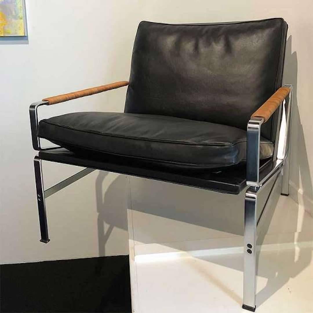 The FK6720 easy chair was designed by Fabricius & Kastholm in 1965. Easy chair with loose cushions in anilin black leather, chrome plated frame.

Measure: H 31.5 in, W 29.1 in, D 31.5 in, SH 15.7 in.