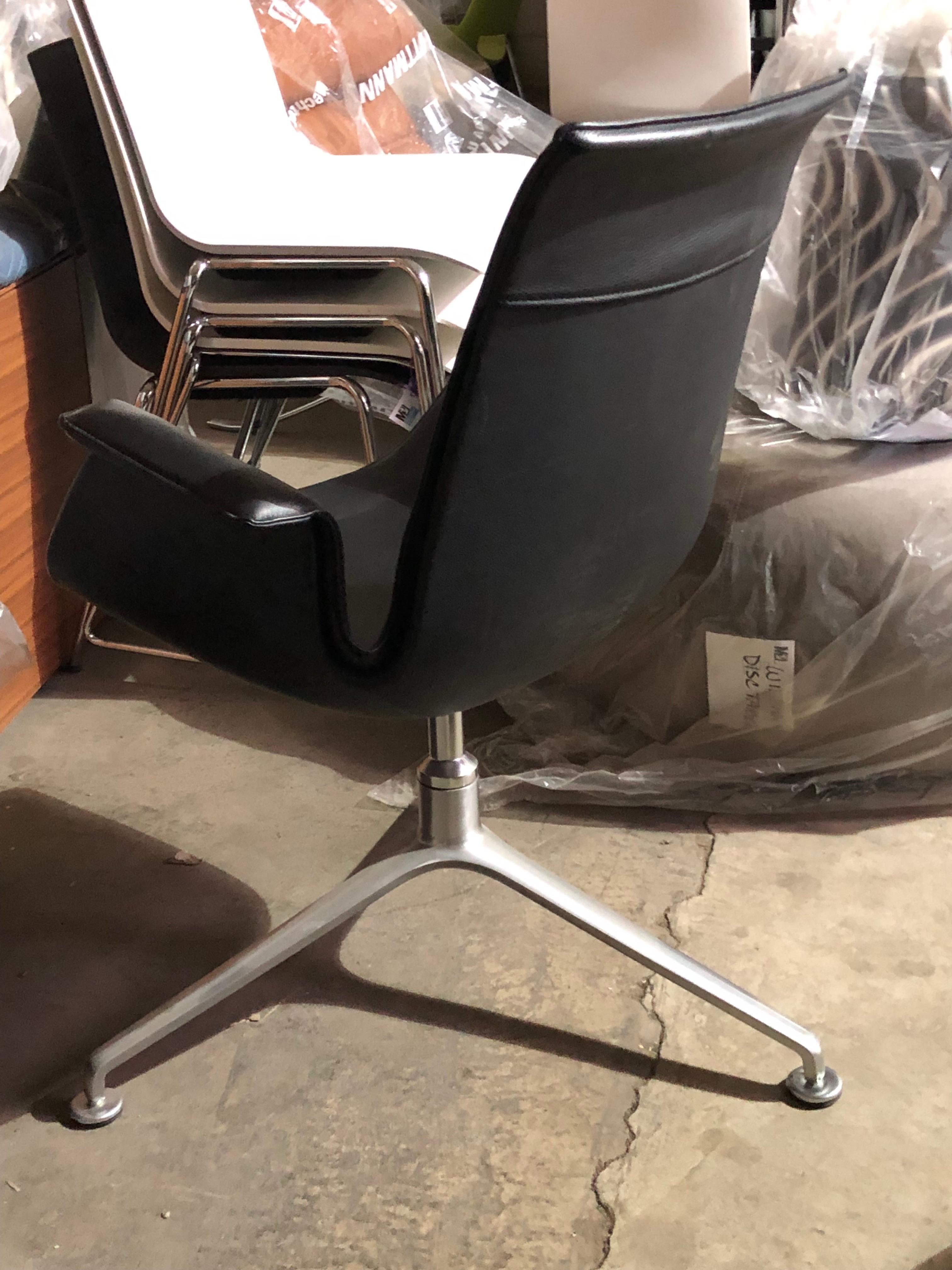 Walter Knoll FK Lowback Bucket Chair aus schwarzem Leder mit 3-Stern-Fußkreuz im Zustand „Gut“ in New York, NY