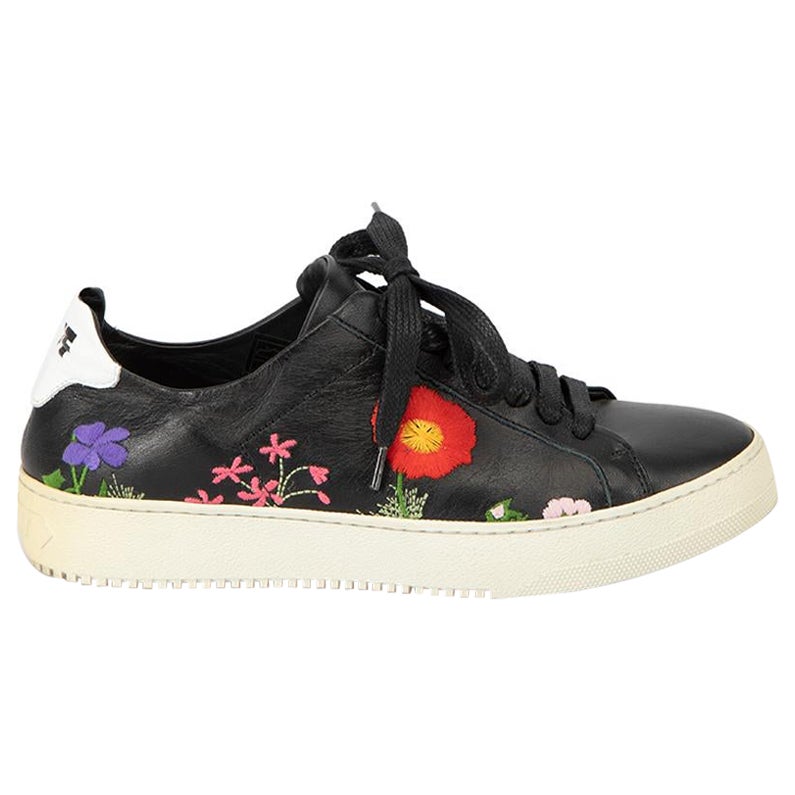 Baskets en cuir noir brodées de fleurs Taille IT 35 en vente