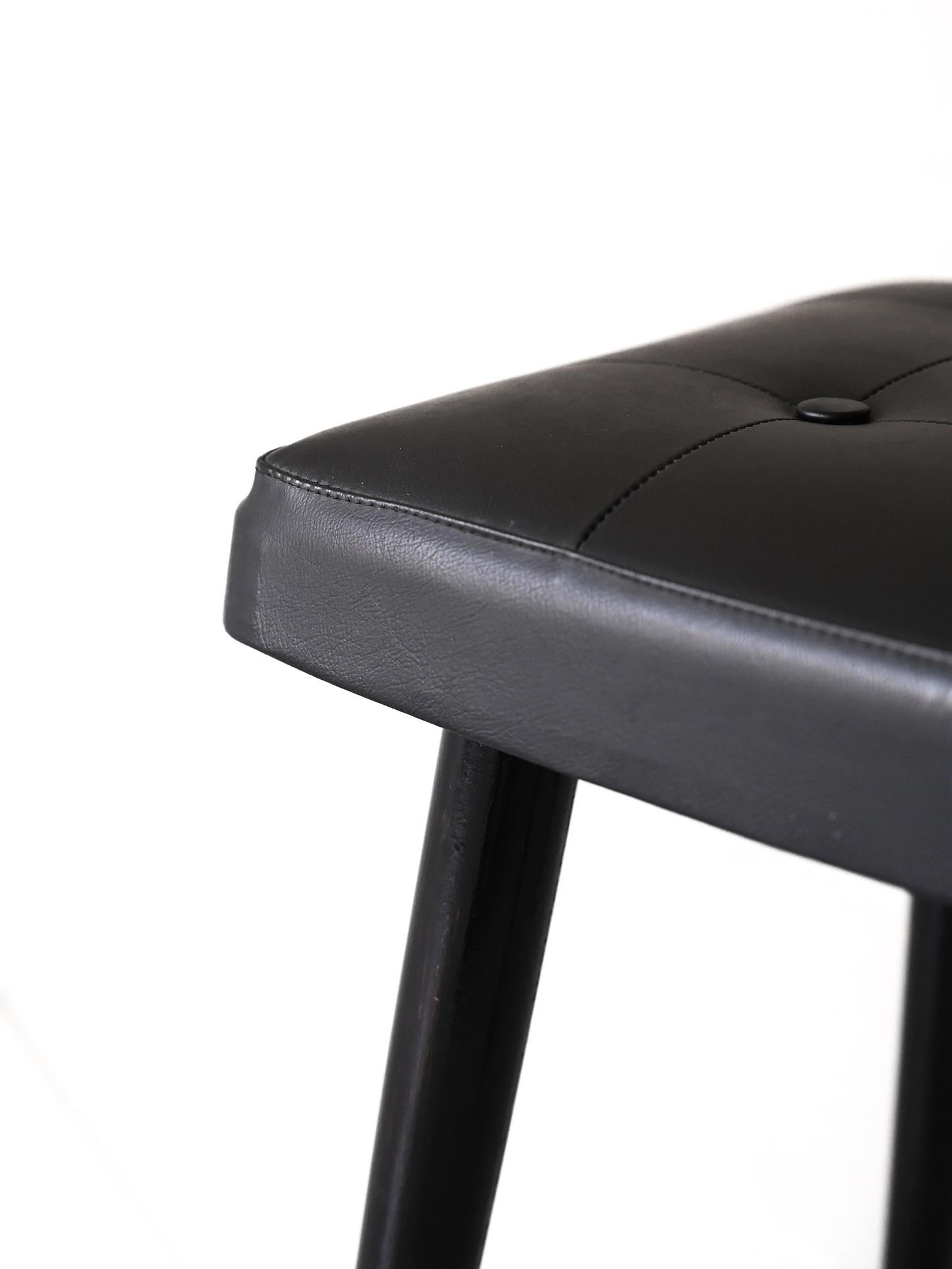 Black leather footstool ottoman In Good Condition For Sale In Brescia, IT