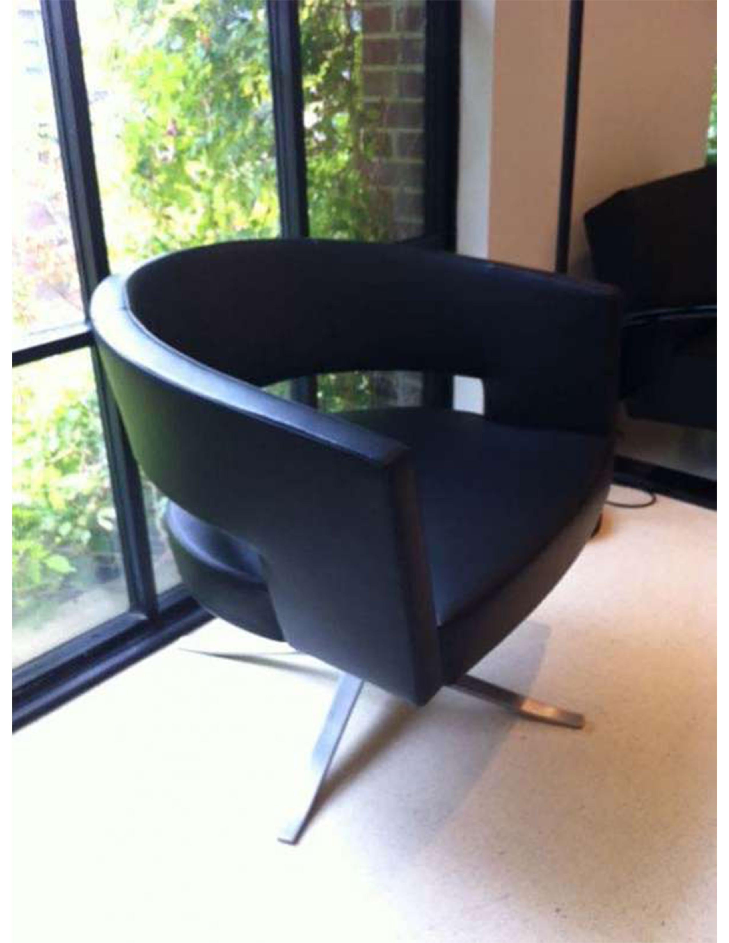 Montis turner chair
4-star base
Black leather
Measures: 30 x 28.4 H, SH 16.9.

 