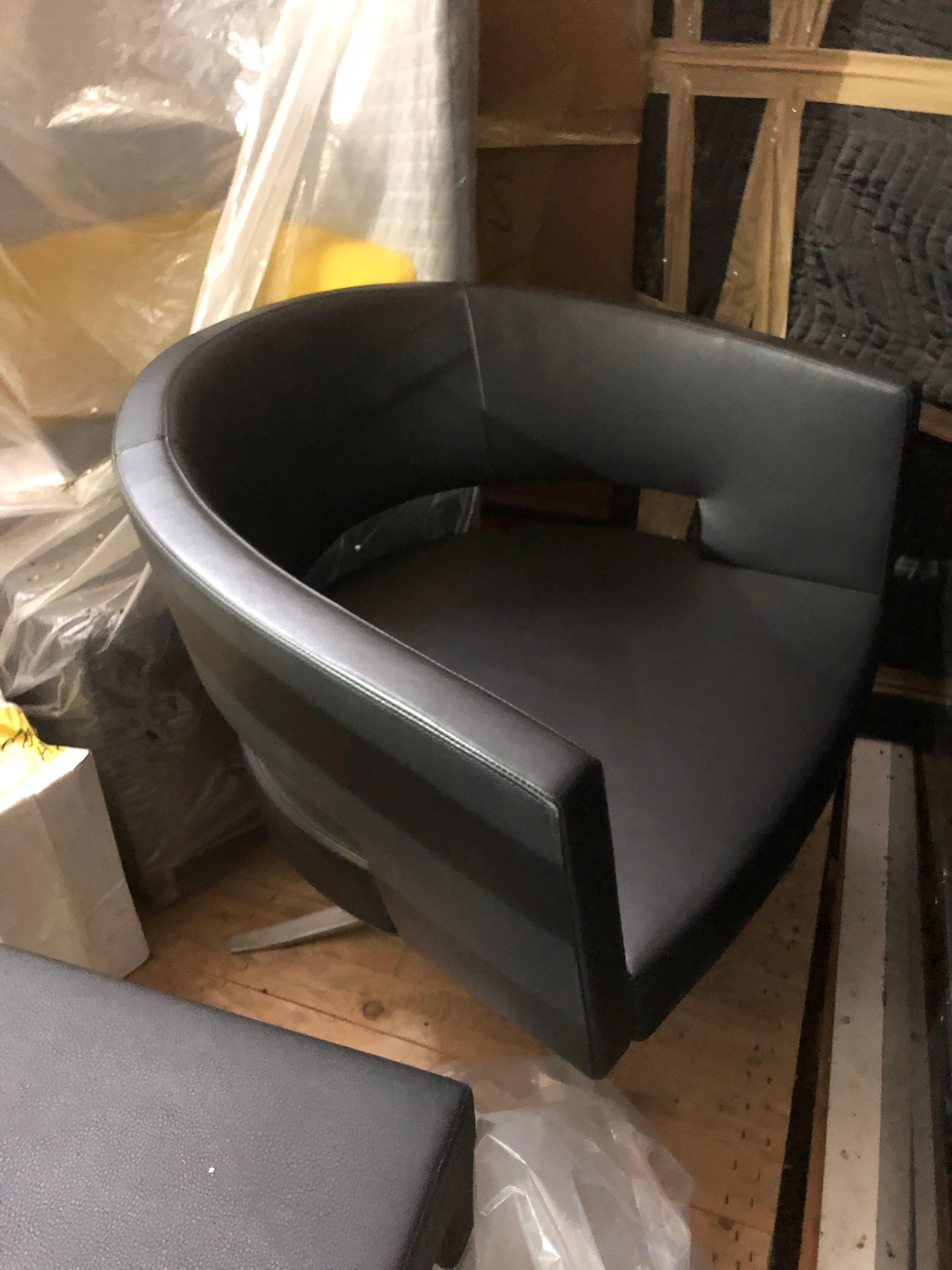 Black Leather Four-Star Base Turner Armchair (Europäisch)
