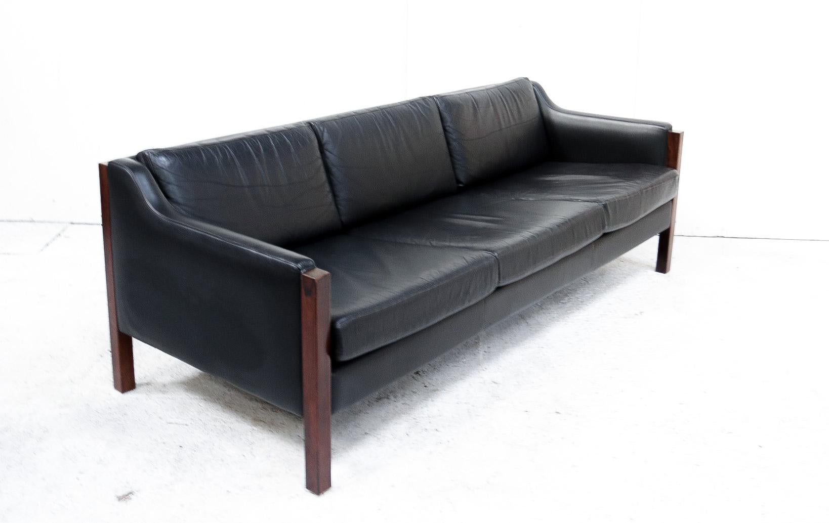 Black Leather Gelderland Three-Seat Sofa, 1960s In Good Condition In Boven Leeuwen, NL