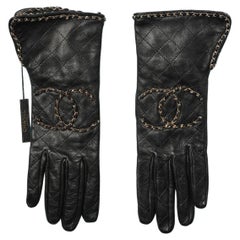 Black leather gloves with top-stitched and gold metal chain "double C" Chanel 