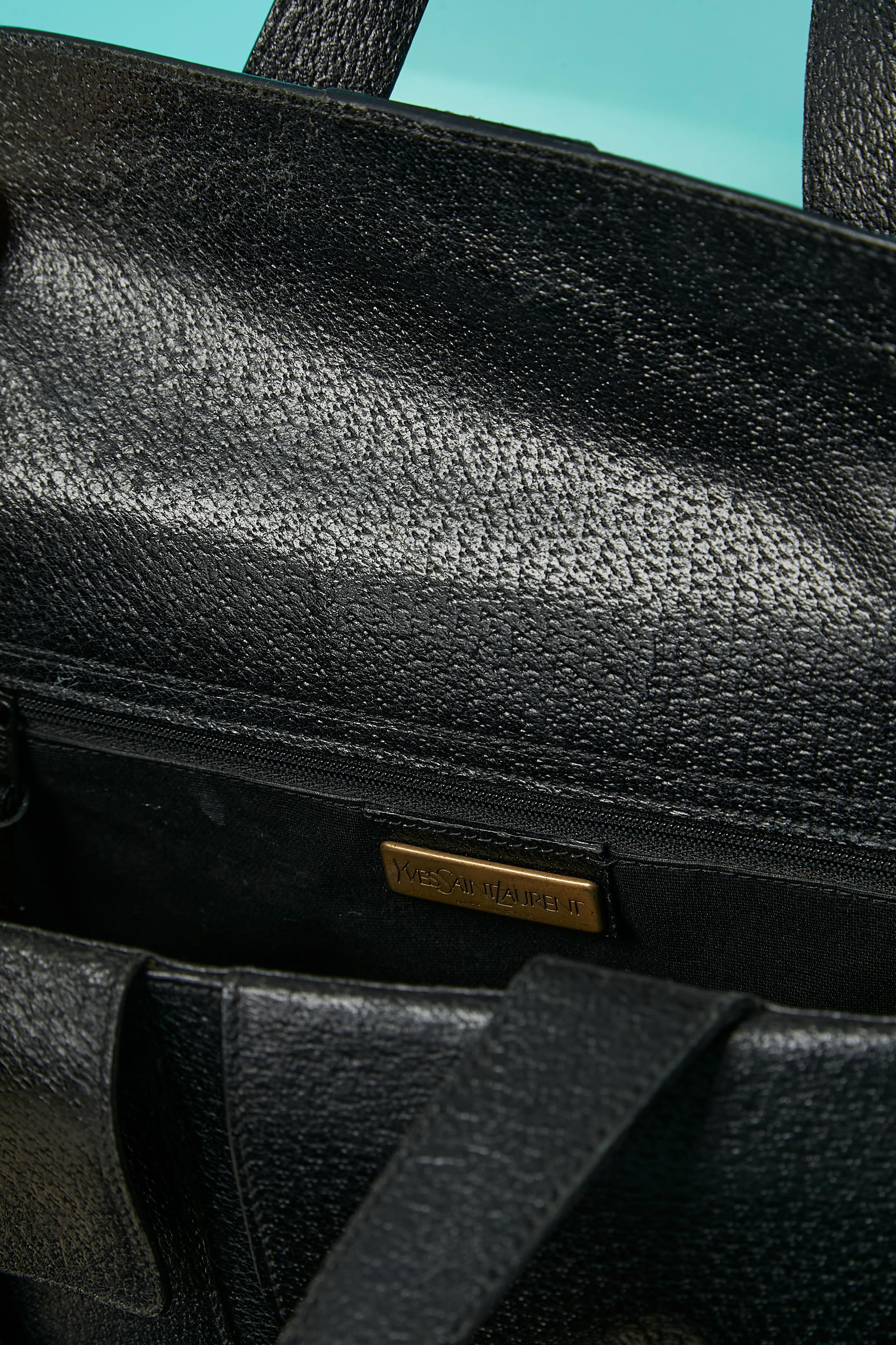 Noir Sac à main en cuir noir avec 2 poches sur le devant Yves Saint Laurent en vente