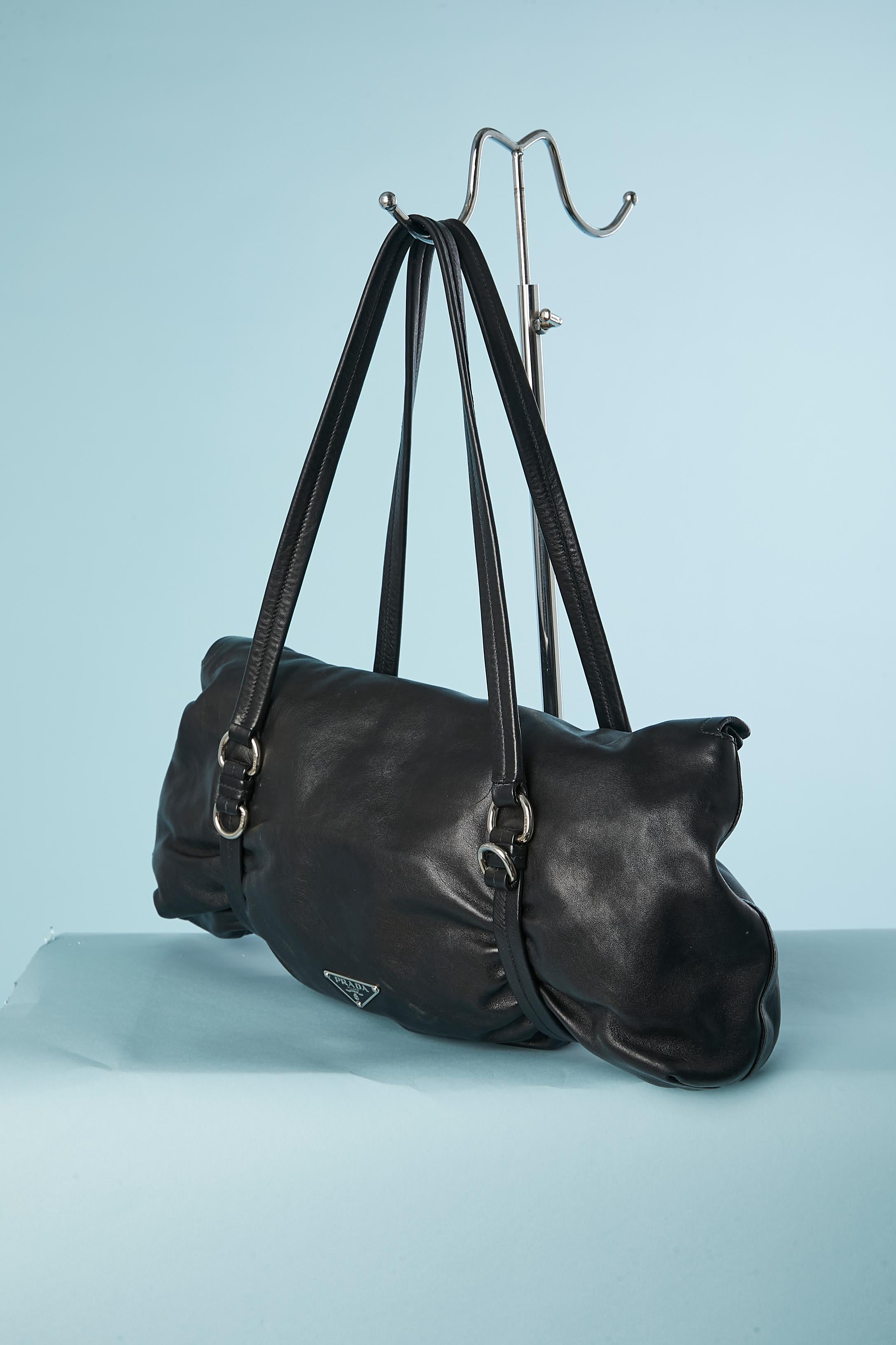 Black leather handle bag Prada  In Excellent Condition For Sale In Saint-Ouen-Sur-Seine, FR