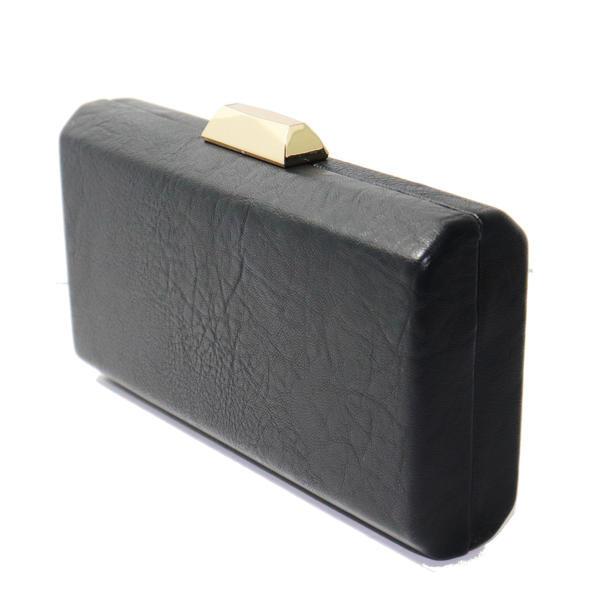 No Label: Black Leather Hard Shell Clutch with Gold Clasp and Long Chain



Measurements:

Length: 8.5 in.

Width: 2 in.

Height: 5.5 in.