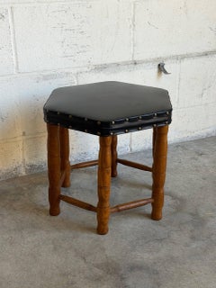 Sechseckiger Hocker aus schwarzem Leder mit Holzbeinen, dänischer Mid-Century-Modern-Stil, 1970er Jahre