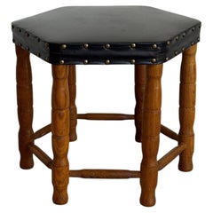 Sechseckiger Hocker aus schwarzem Leder mit Holzbeinen, dänischer Mid-Century-Modern-Stil, 1970er Jahre