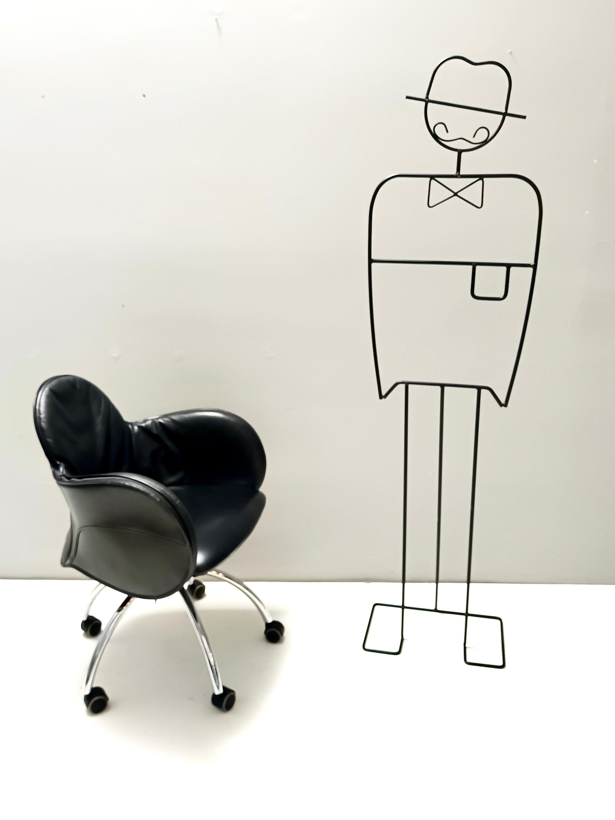 Made in Italy in 1992 and designed by Vico Magistretti for De Padova.
This revolving office chair features a metal frame and its original high-quality leather upholstery.
This chair is vintage, therefore it might show slight traces of use, but it
