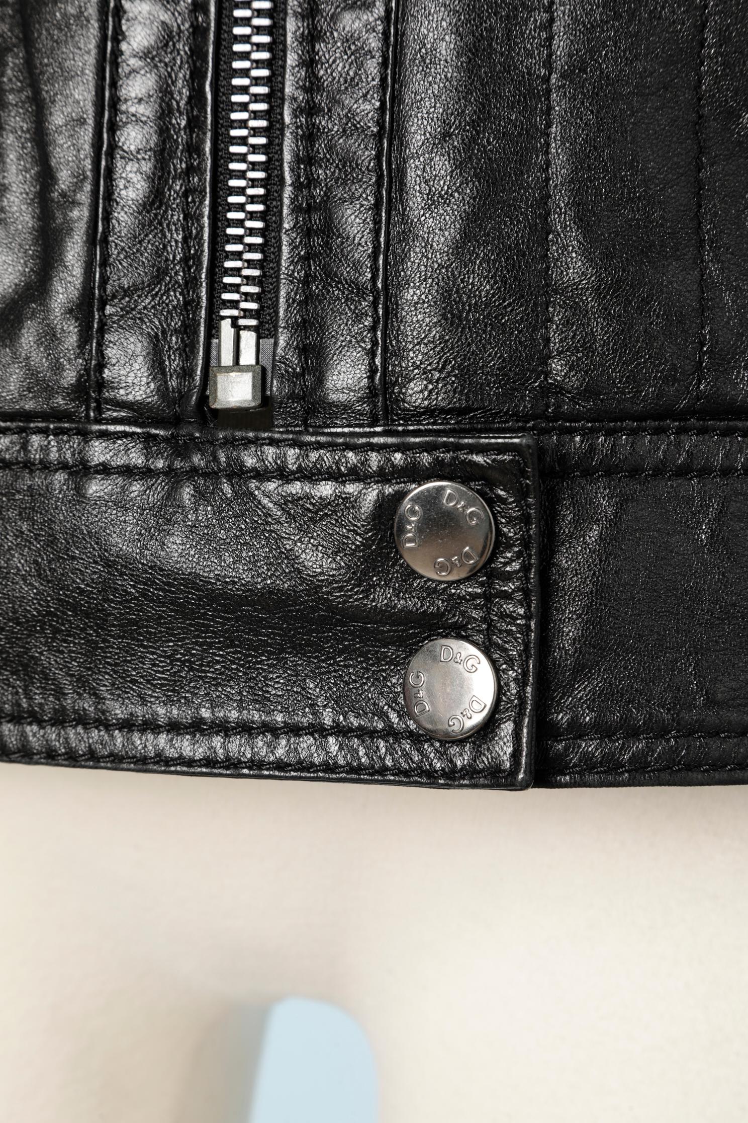 Black leather jacket slightly quilted with zipped pocket . Polka dots lining multicolor 