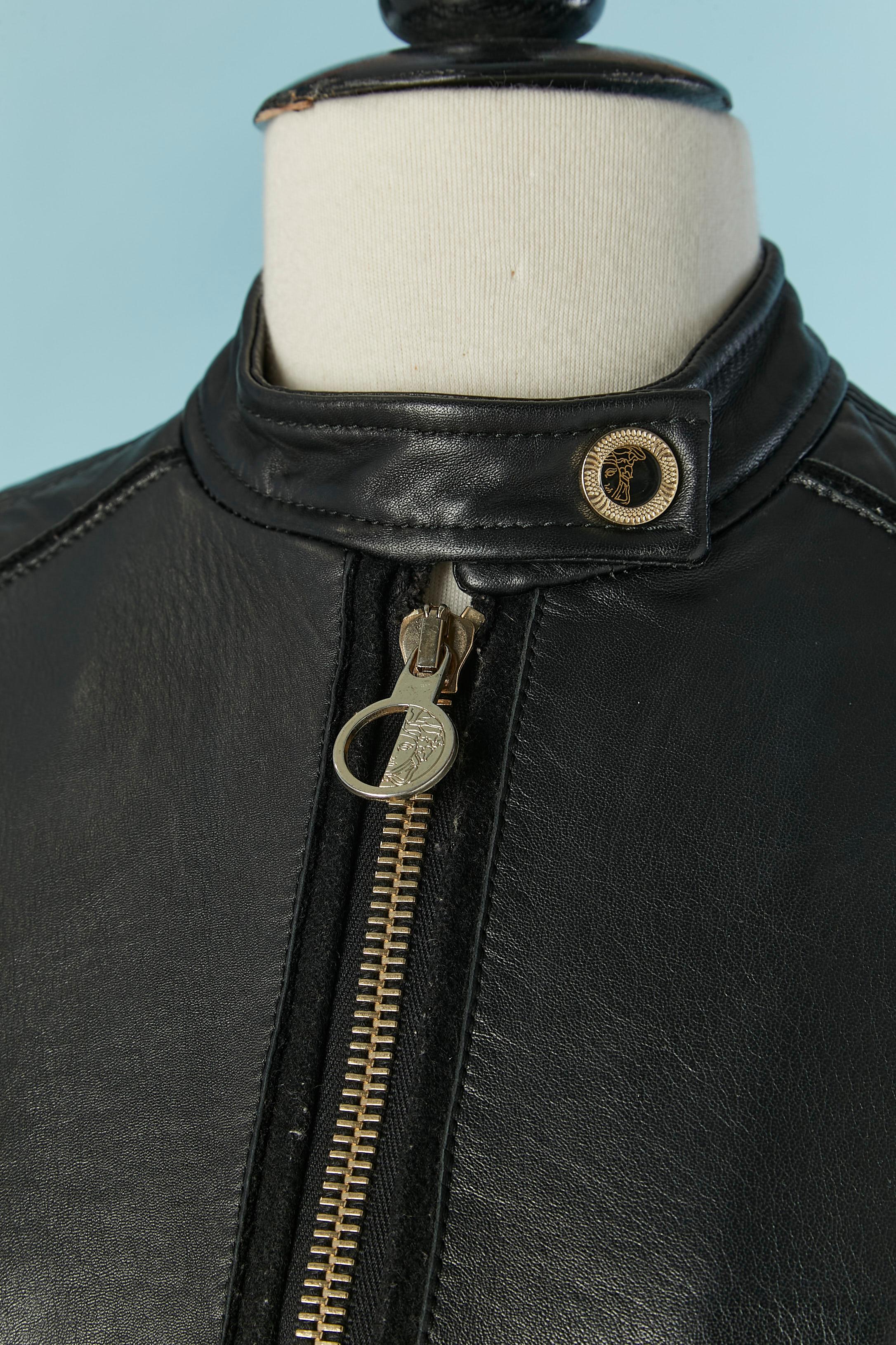 Veste en cuir noir avec empiècement en feutre  et des découpes dans le dos. Fermeture à glissière sur le milieu du devant et sur les poches avec une tirette zippée de marque. Fermeture par boutons-pression au col et aux poignets.
TAILLE 40 (It) 36