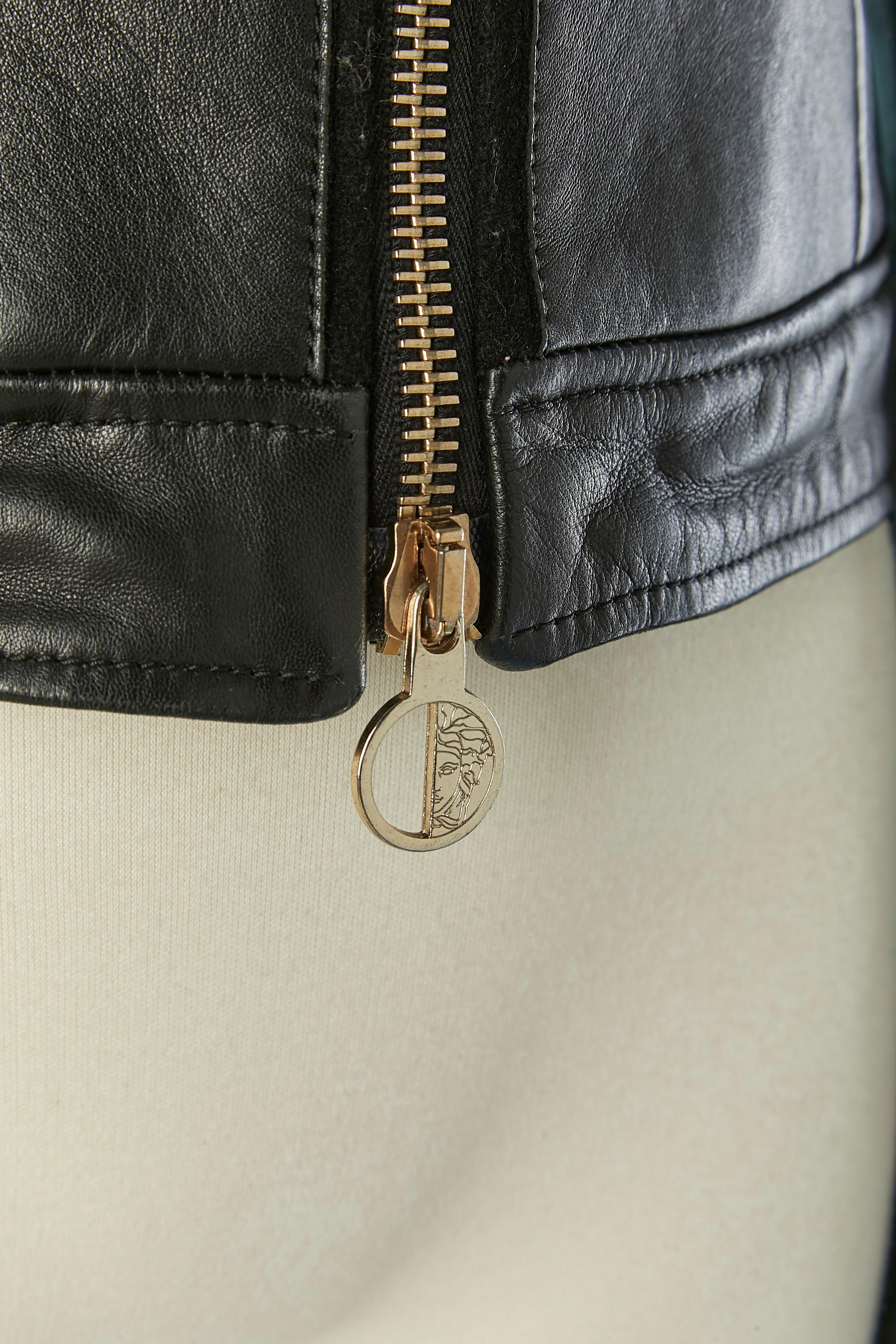 Noir Veste en cuir noir avec empiècement en feutre et découpe VERSACE COLLECTION en vente