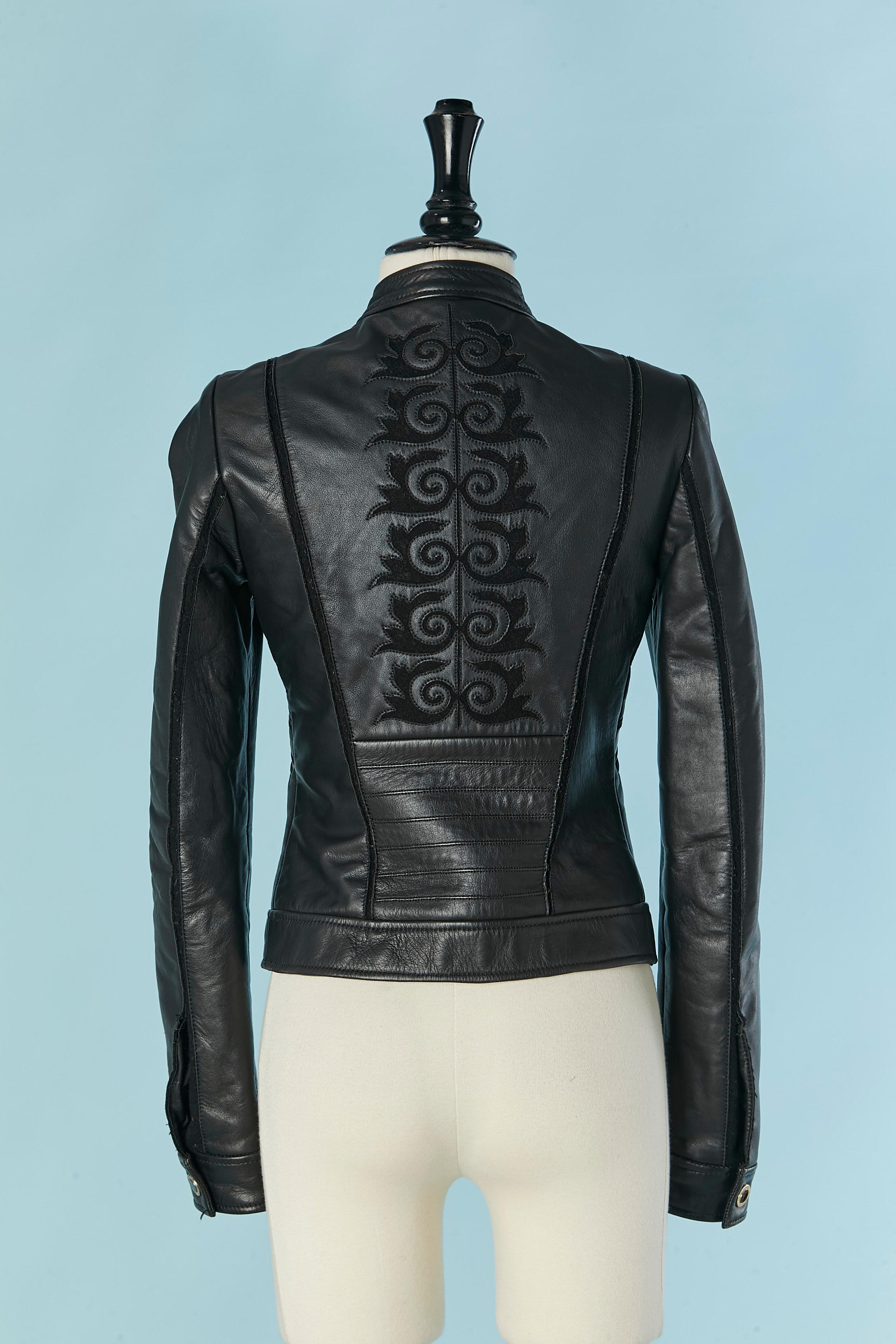 Veste en cuir noir avec empiècement en feutre et découpe VERSACE COLLECTION en vente 2