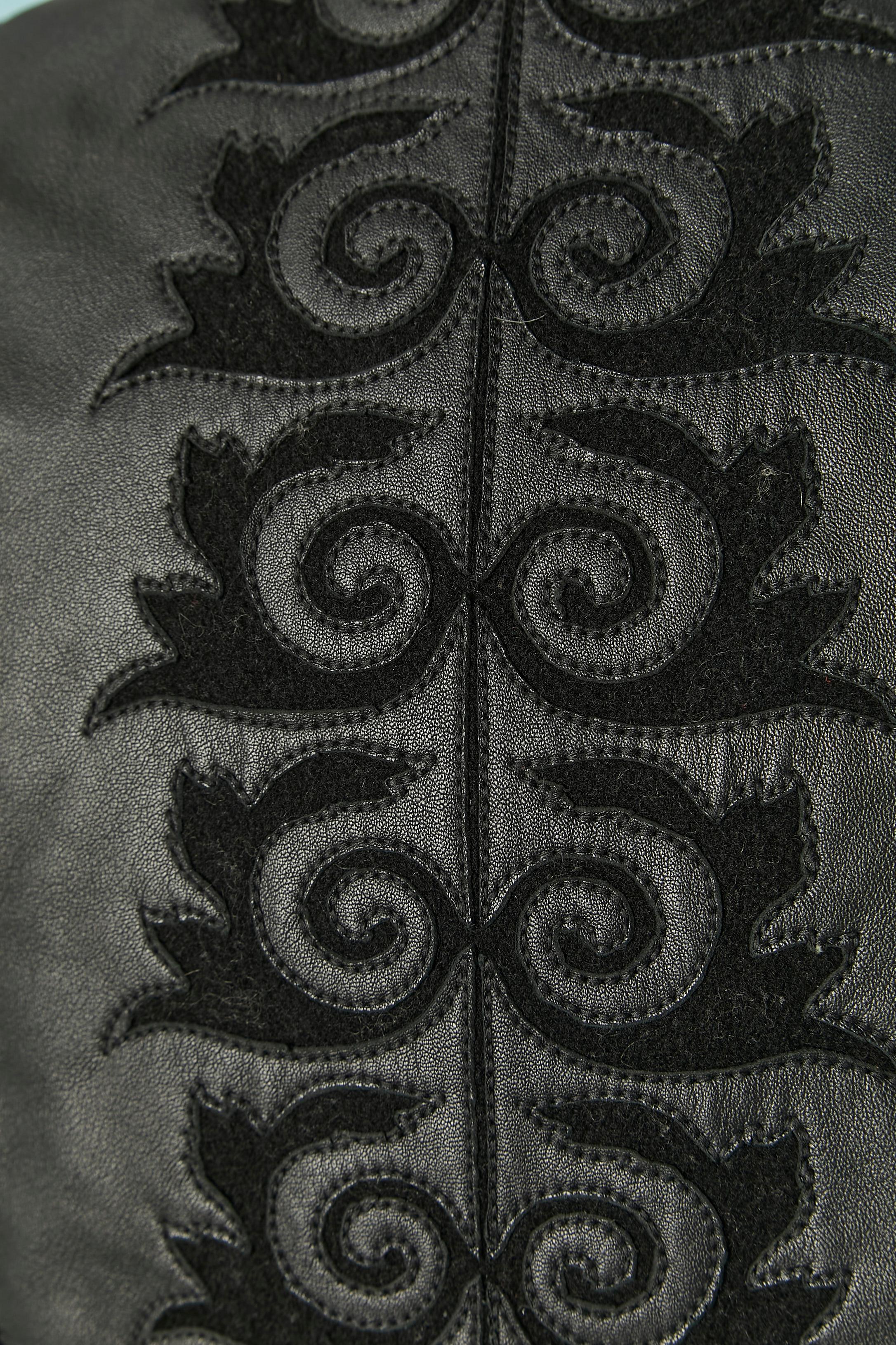 Veste en cuir noir avec empiècement en feutre et découpe VERSACE COLLECTION en vente 3