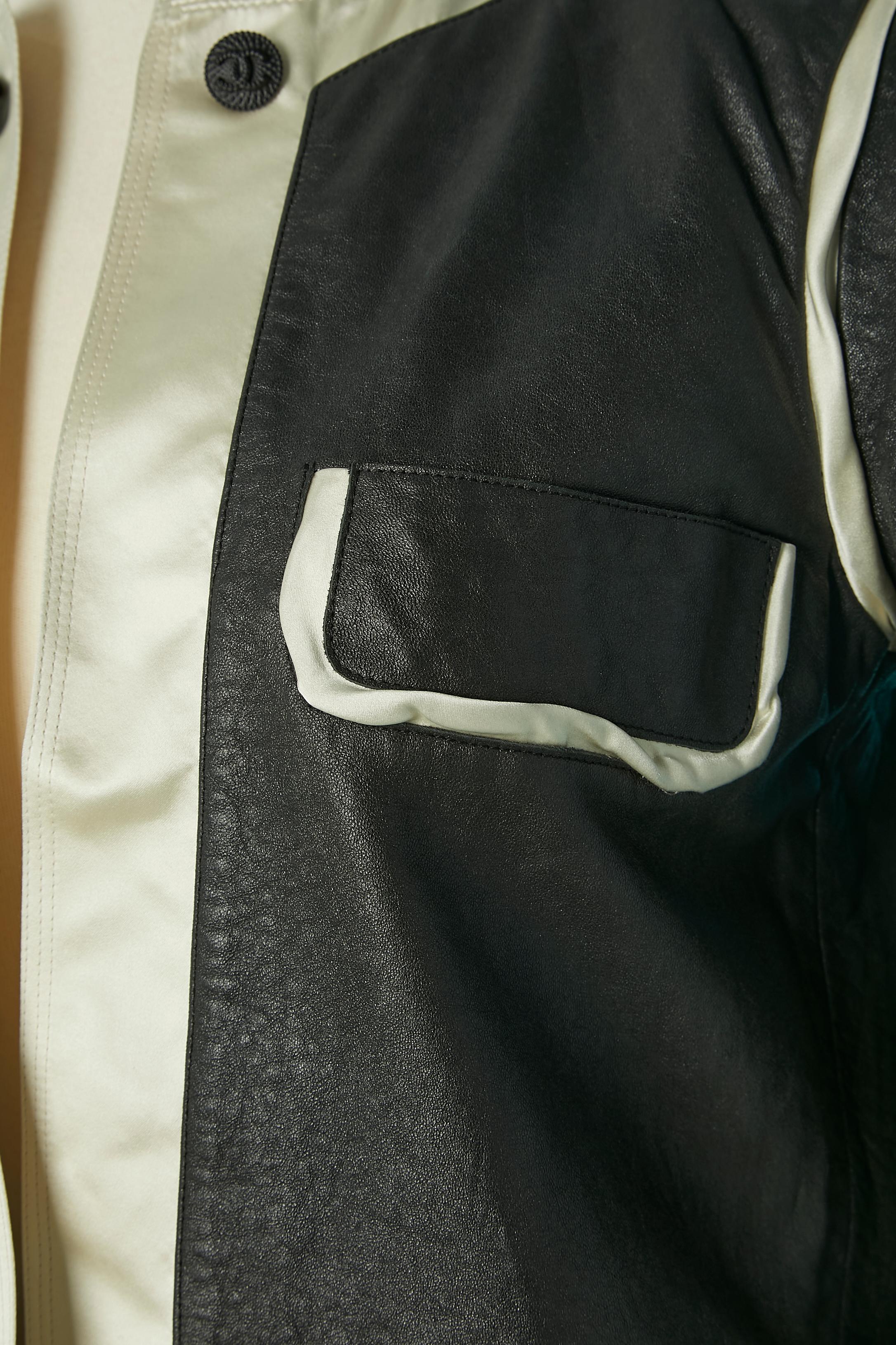 Schwarze Lederjacke aus schwarzem Leder mit elfenbeinfarbenem Satinrand und markiertem dekorativem Knopfleiste Chanel  im Zustand „Hervorragend“ im Angebot in Saint-Ouen-Sur-Seine, FR