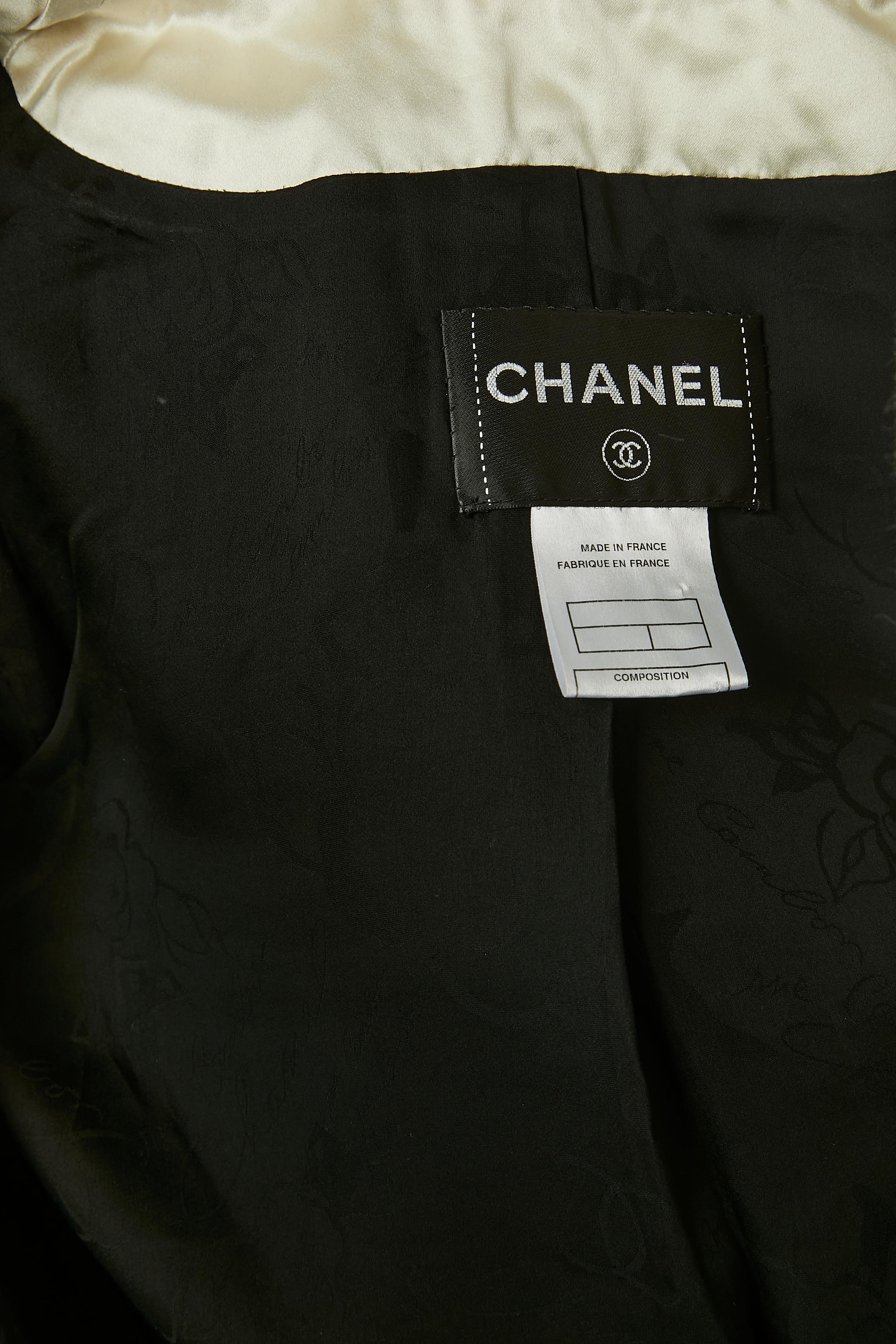 Schwarze Lederjacke aus schwarzem Leder mit elfenbeinfarbenem Satinrand und markiertem dekorativem Knopfleiste Chanel  im Angebot 2