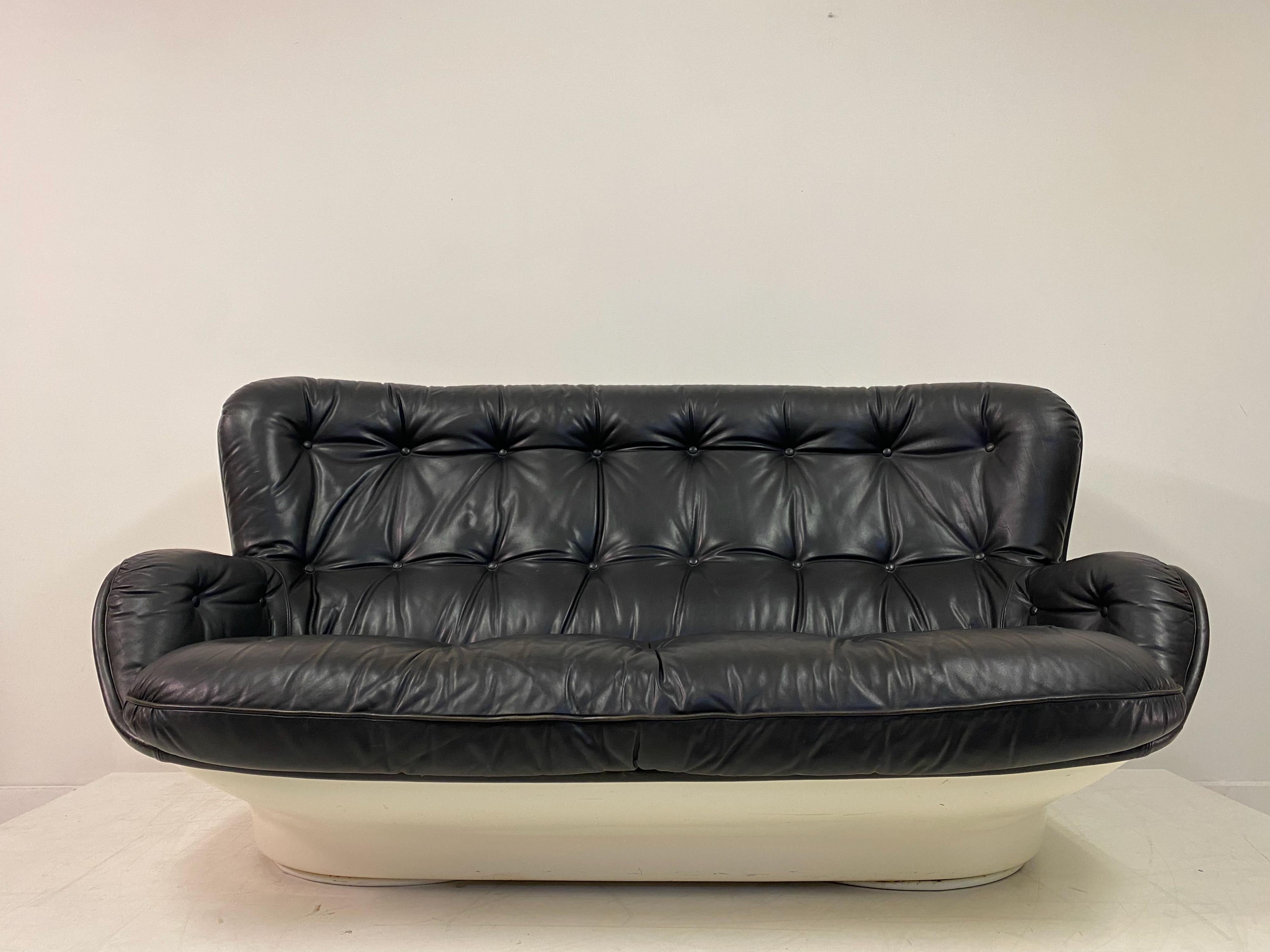 Karate sofa 

By Michel Cadestin for Airborne

Black leather

White fibreglass shell

France, 1960s/1970s.