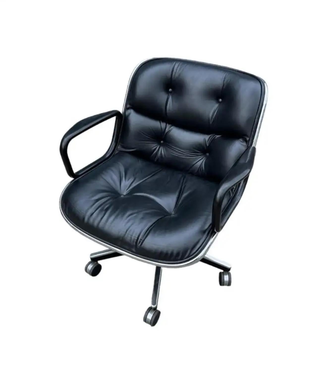 Sedia da scrivania classica in pelle nera di Charles Pollock e prodotta da Knoll. Eseguito in pelle nera e base in acciaio. Non ci sono strappi o bottoni o viti mancanti. Pelle in buone condizioni con colore nero uniforme e lucentezza. Tubo cromato