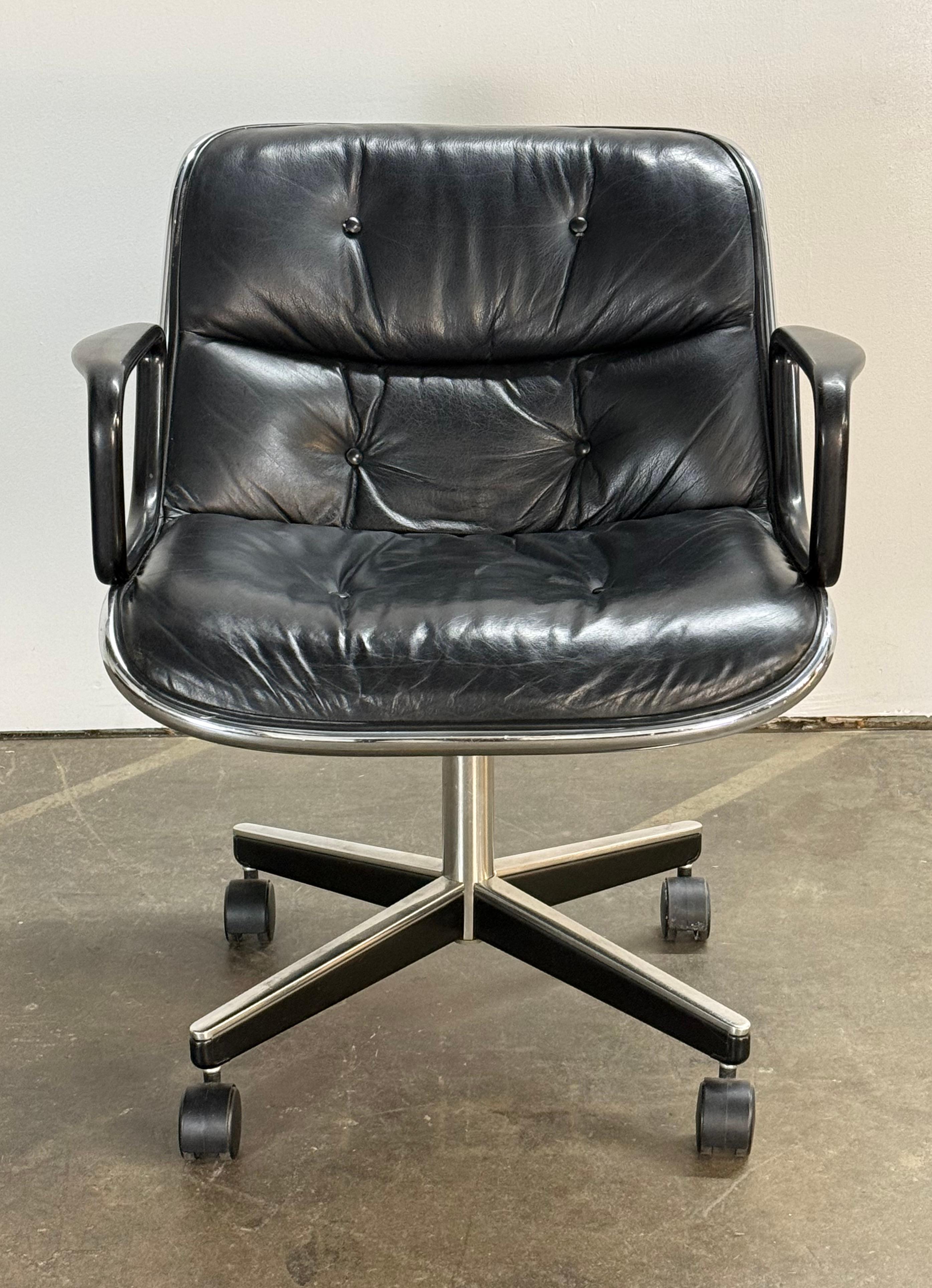 Klassischer schwarzer Leder-Schreibtischstuhl von Charles Pollock, hergestellt von Knoll. Ausgeführt in schwarzem Leder und Stahlsockel. Keine Risse oder fehlende Knöpfe oder Schrauben. Leder in gutem Zustand mit gleichmäßiger schwarzer Farbe und