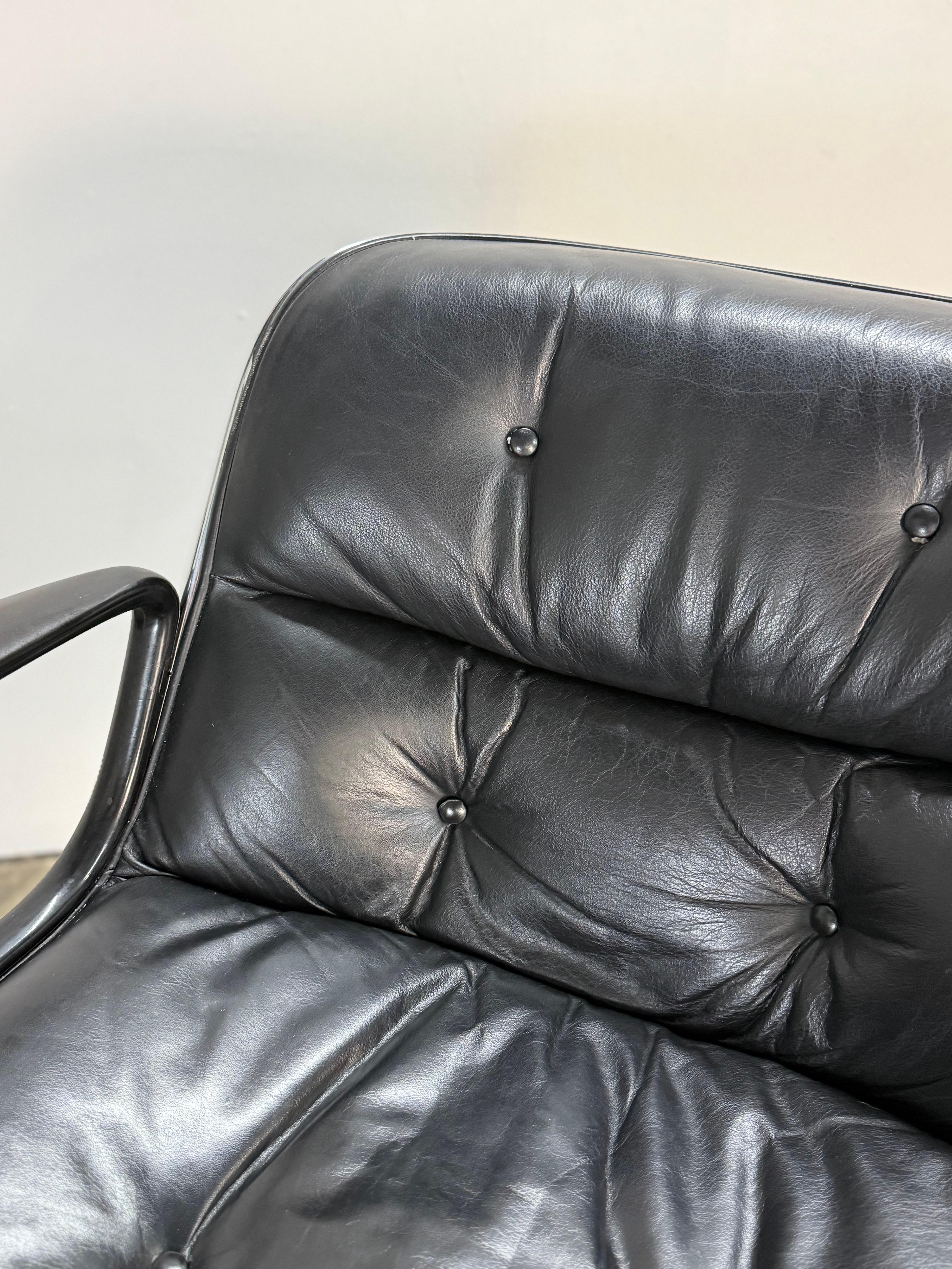 Knoll-Schreibtischstuhl aus schwarzem Leder von Charles Pollock (20. Jahrhundert) im Angebot