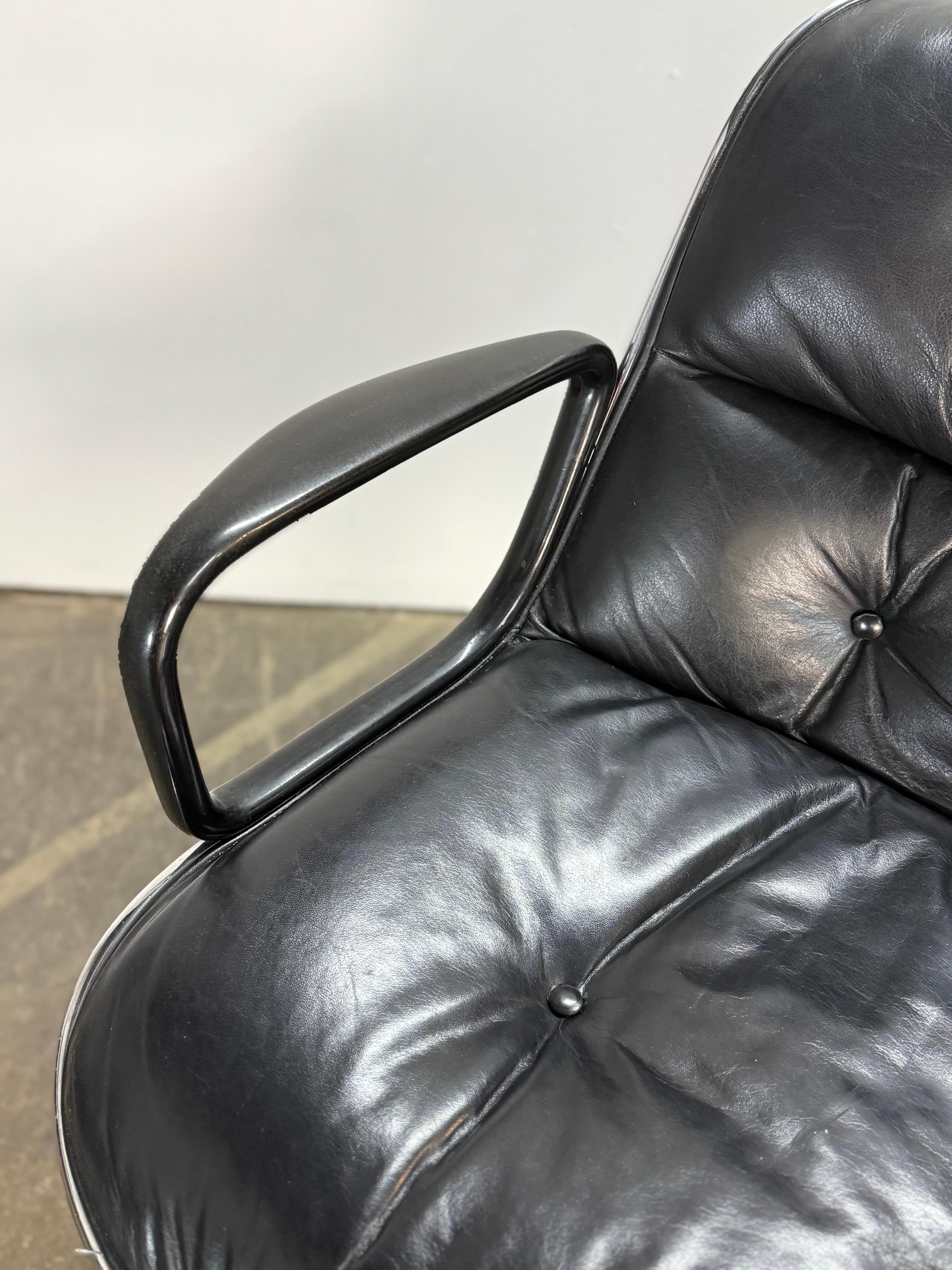 Knoll-Schreibtischstuhl aus schwarzem Leder von Charles Pollock (Metall) im Angebot