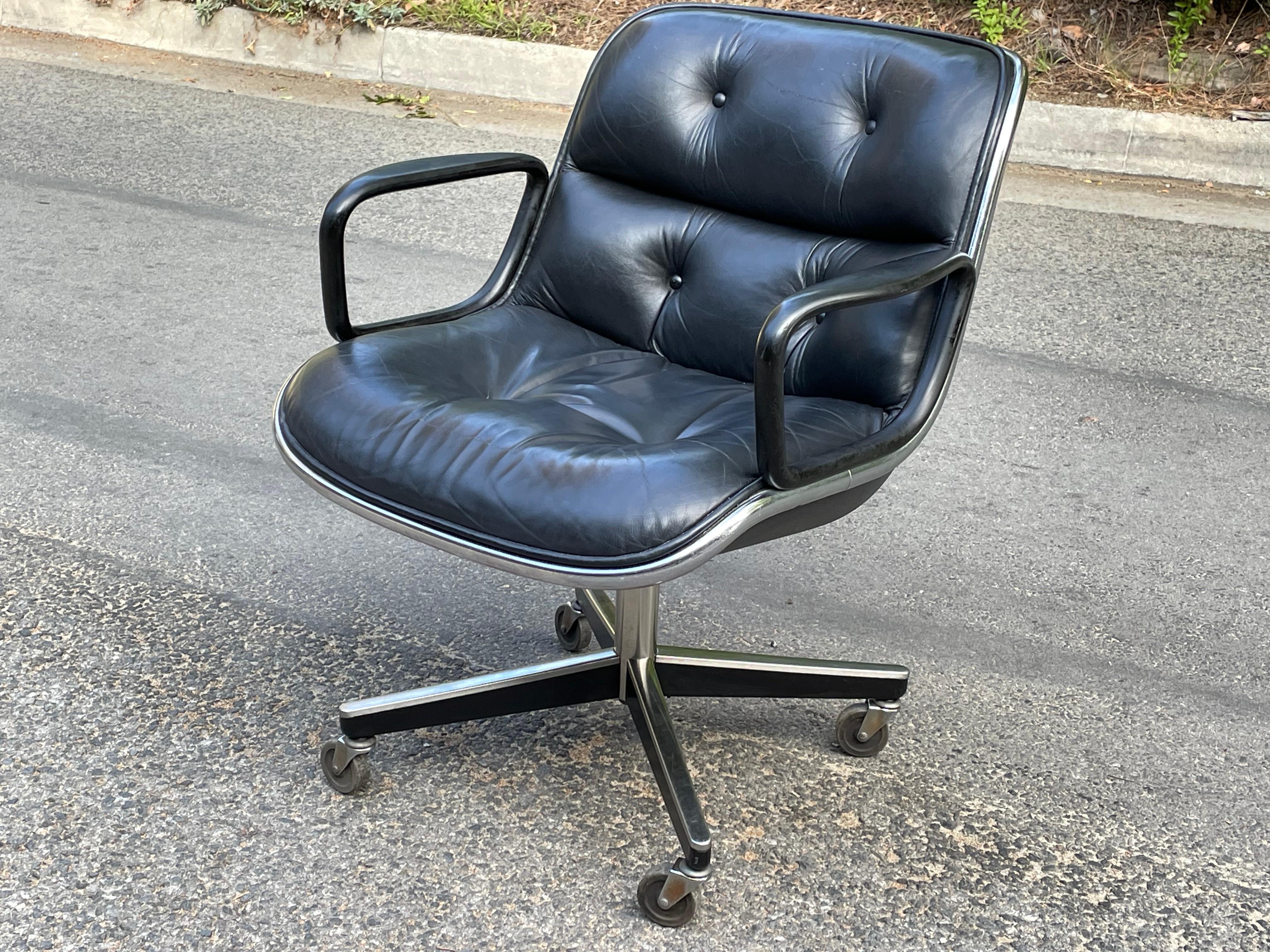 Gorgeous vintage original black leather Pollock desk chair designed by Charles Pollack for Knoll. Features original black leather in very good original condition.

On 4-star chrome pedestal bases. Knoll tags underneath.

Note: 6 Knoll Pollock chairs