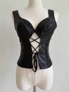 Top en cuir noir à lacets