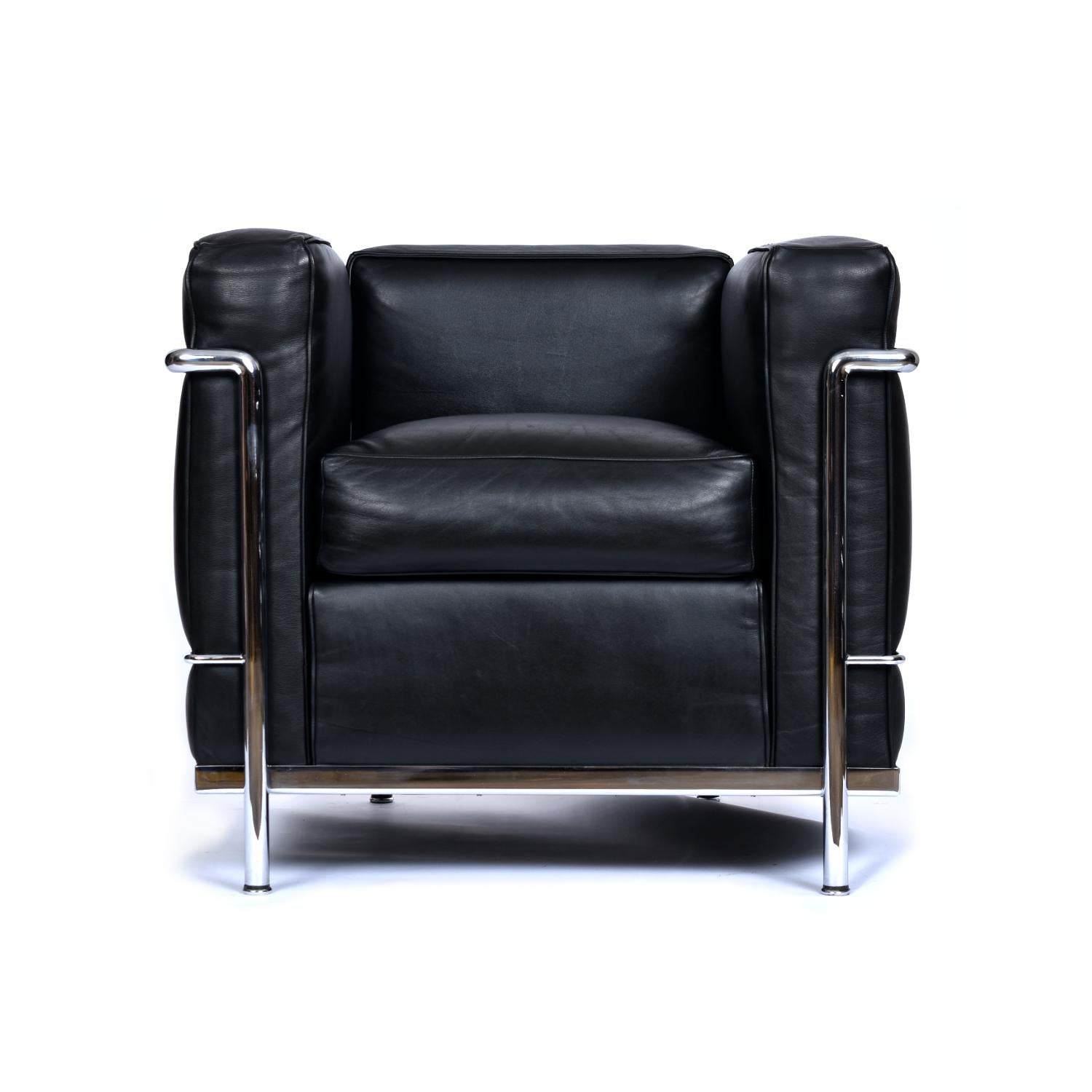 Jeder ist separat erhältlich. (2) passende schwarze Leder- und Chromstühle mit Cassina-Lizenz LC2 Petit confort von Atelier International erhältlich. Hergestellt in den USA. 

Dickes:: reichhaltiges:: glattes Leder umhüllt die überraschend bequemen