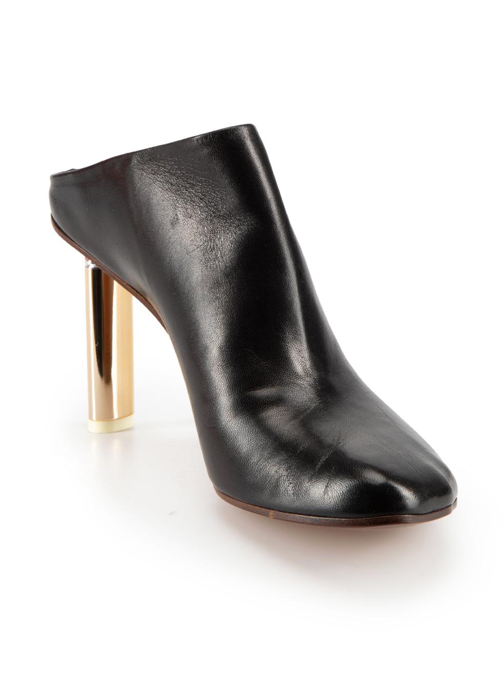 CONDITION is Very good. Hardly any visible wear to shoes is evident on this used Vetements designer resale item.



Details


Black

Leather

Mules

High heeled

Slip on

Gold heel

Almond toe 



 

Made in Italy 

 

Composition

EXTERIOR: