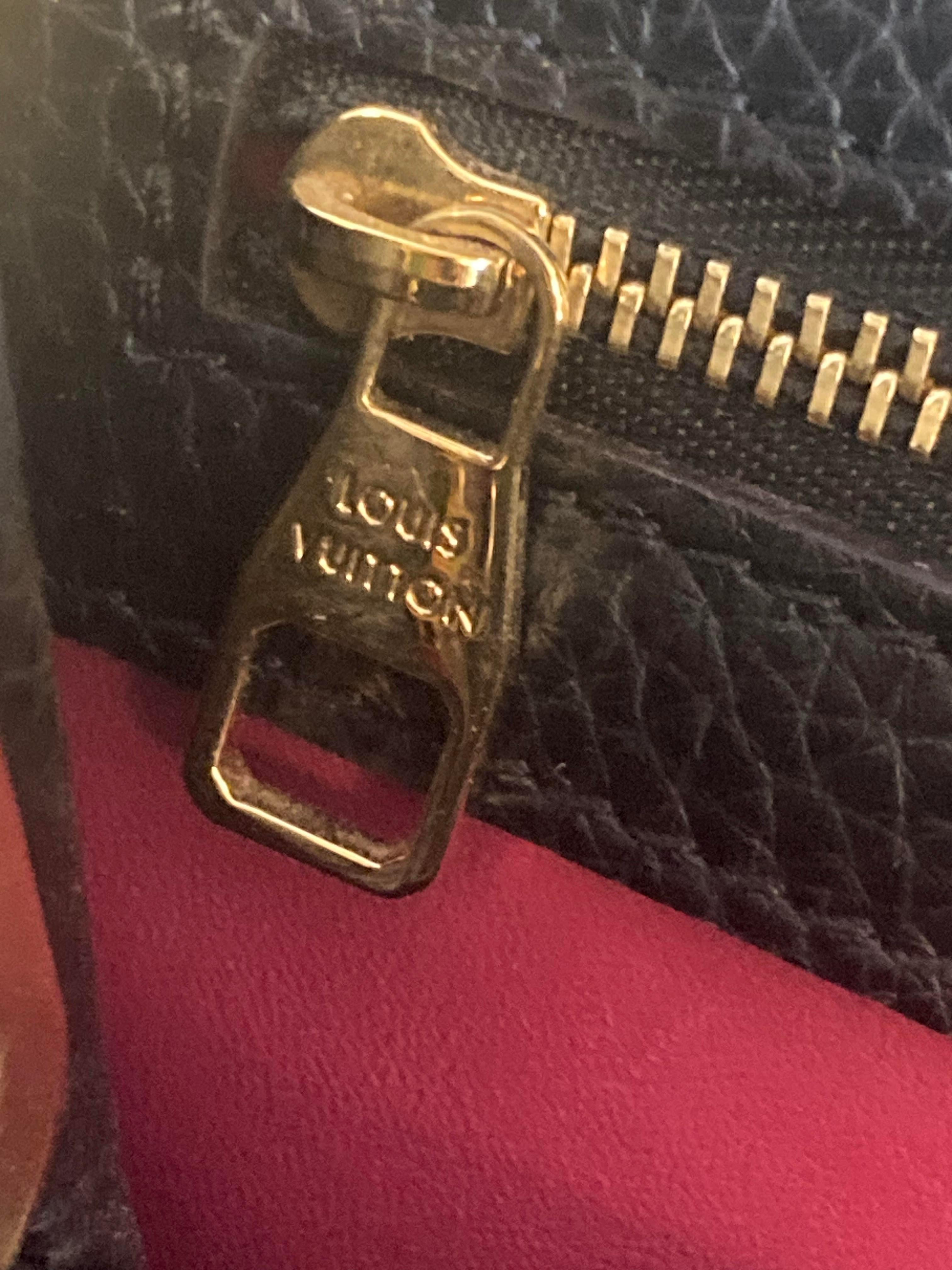 Schwarze Louis Vuitton Capucine BB Umhängetasche aus Leder im Angebot 8