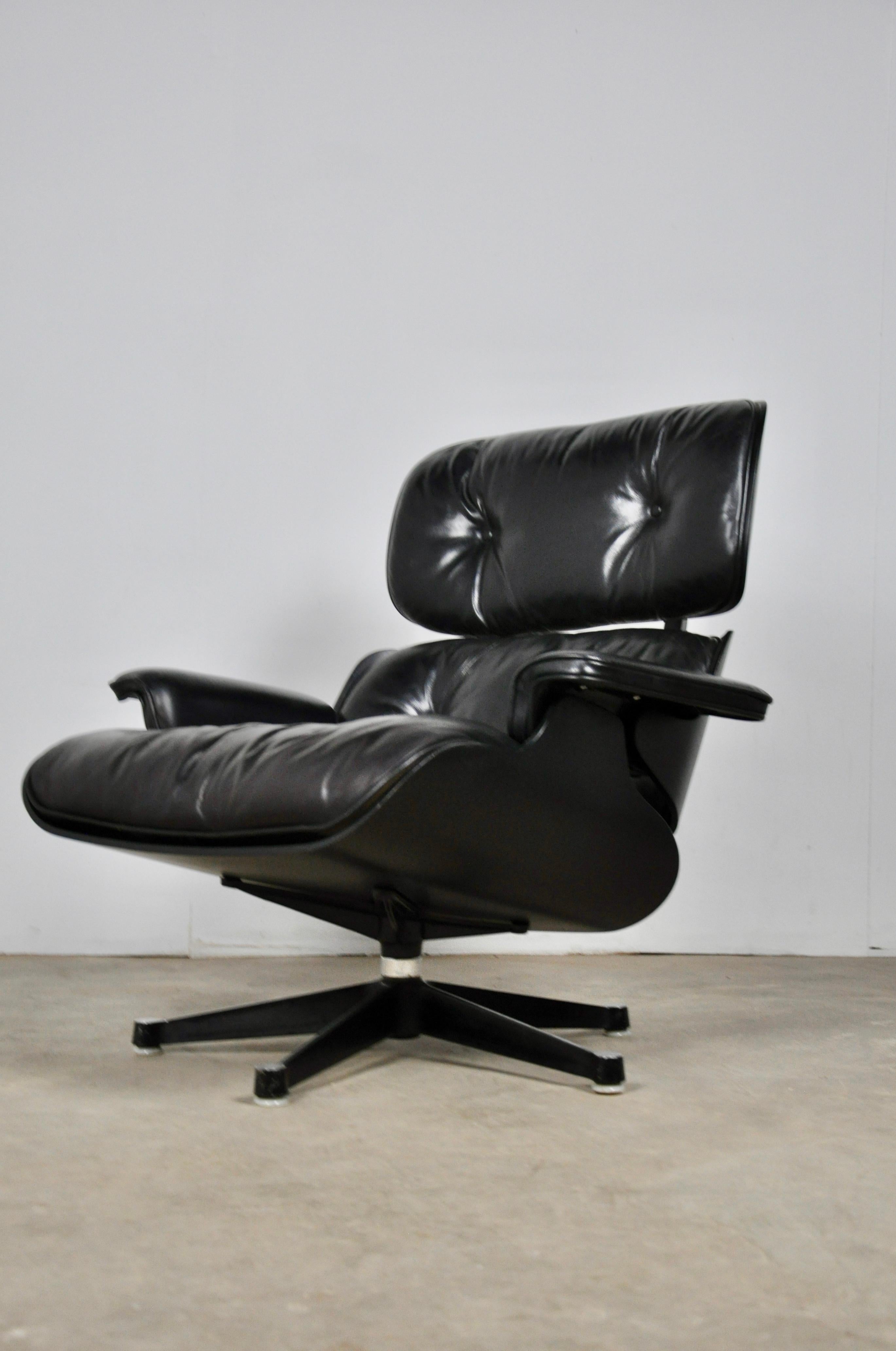 Black leather flesh lounge. Swivel foot. Small wear mark on the leather (see photo).