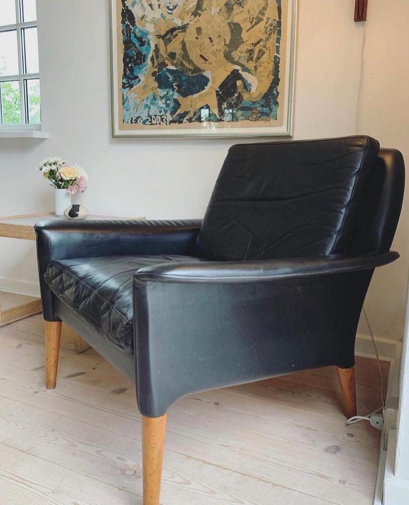 Fauteuil de salon danois en cuir noir par Hans Olsen, années 1960 Bon état - En vente à Mørkøv, 85