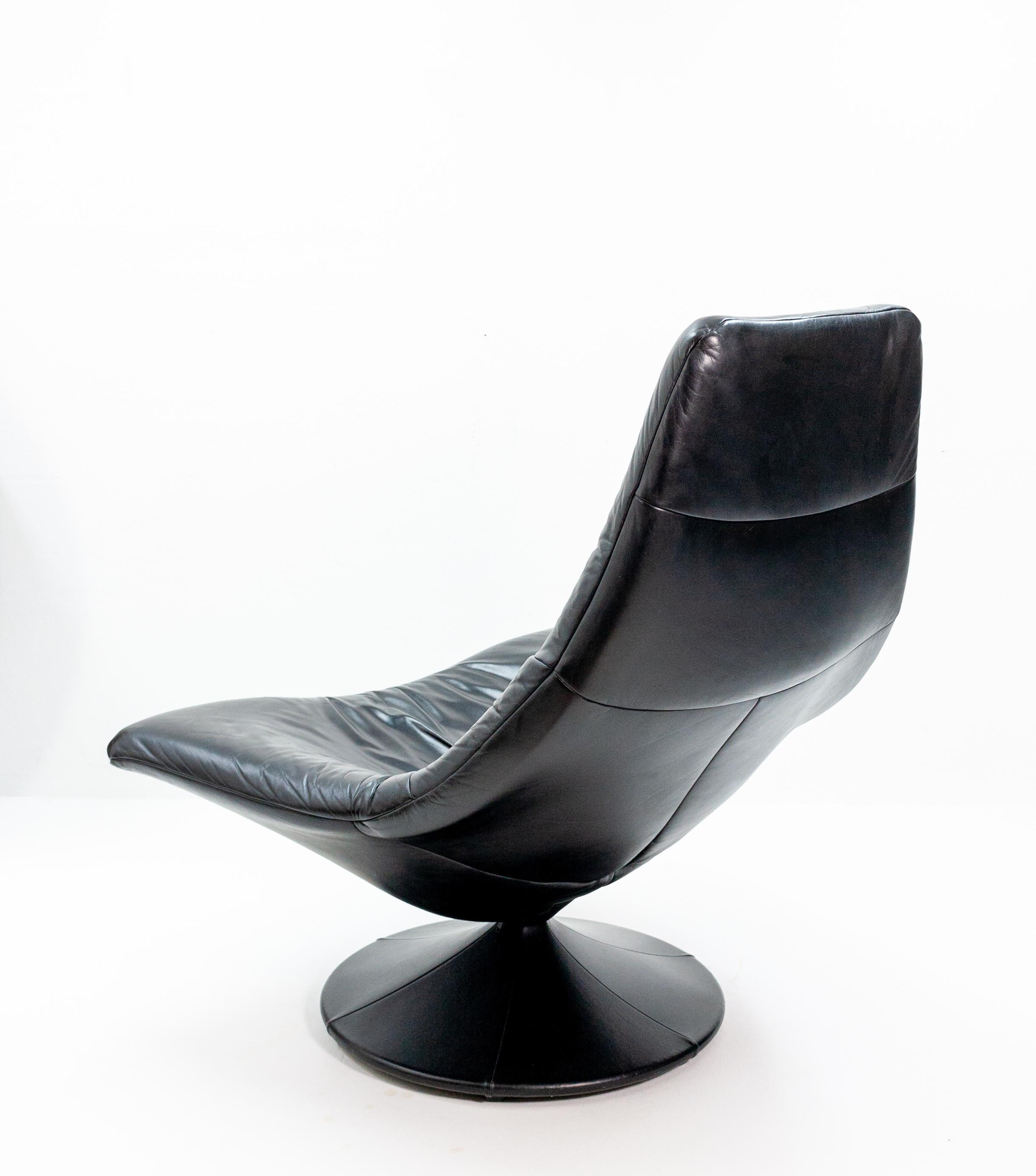 Beautifully shaped swiveling lounge chair. Designed by Gerard van der Berg. Made in Holland, 1970s, very nice condition.