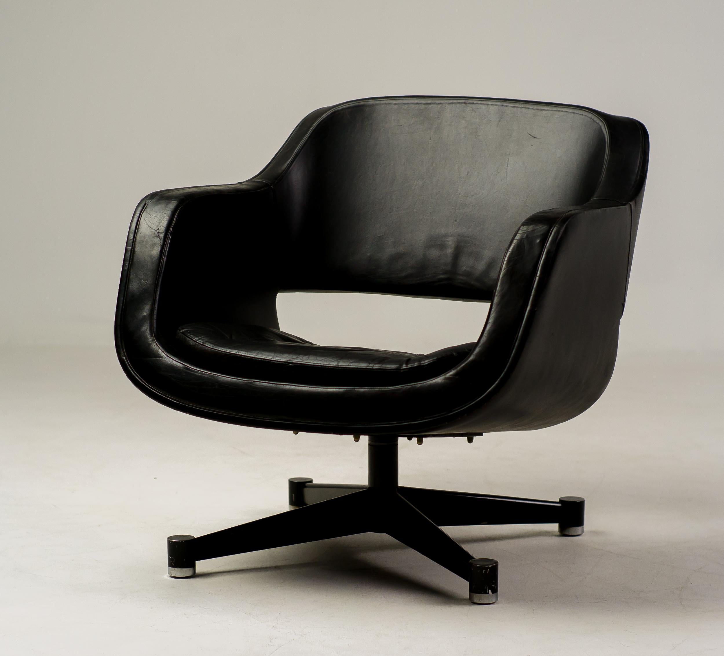 Black leather lounge chair designed by Olli Mannermaa for Finnart Ab.
Rare and very comfortable swiveling armchair in all original condition.
The leather is in fair vintage condition, the arms have wear but no cracks.

Olli Mannermaa was the founder