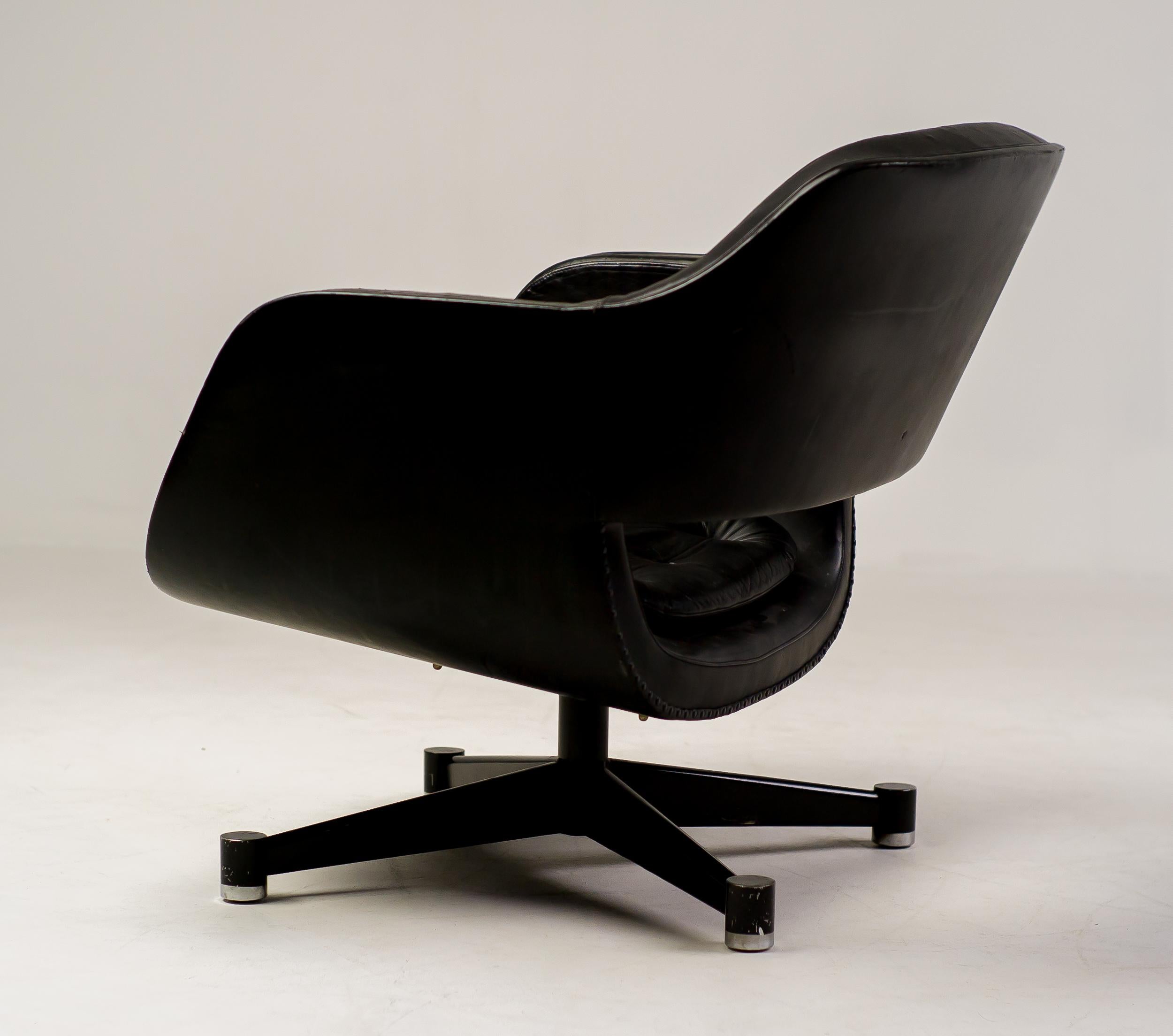 Scandinavian Modern Black Leather Lounge Chair by Olli Mannermaa for Finnart Ab For Sale