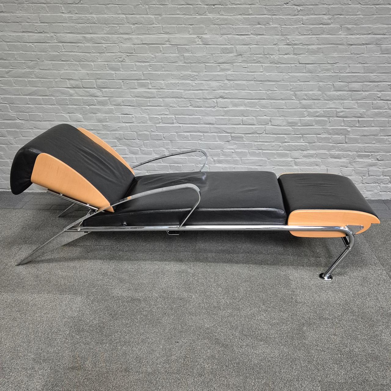 ✨ Experience luxurious comfort and cutting-edge Italian design with the Futuro 3 black leather lounge chair by Massimo Iosa Ghini for Moroso, crafted in the 1980s. 
Featuring a sleek, mirror-polished and chrome-plated steel base, this chair exudes