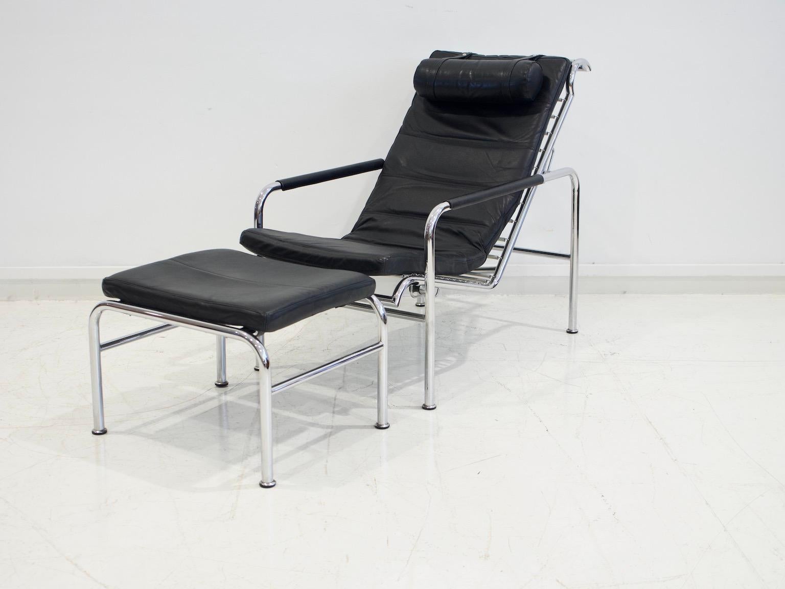Black leather upholstered 'Genni' recliner armchair with footrest by Gabriele Mucchi for Zanotta. Designed in 1935, re-produced in 1981. Frame made of chromed tubular steel, back and seat of steel springs, upholstery and neck roll made of black