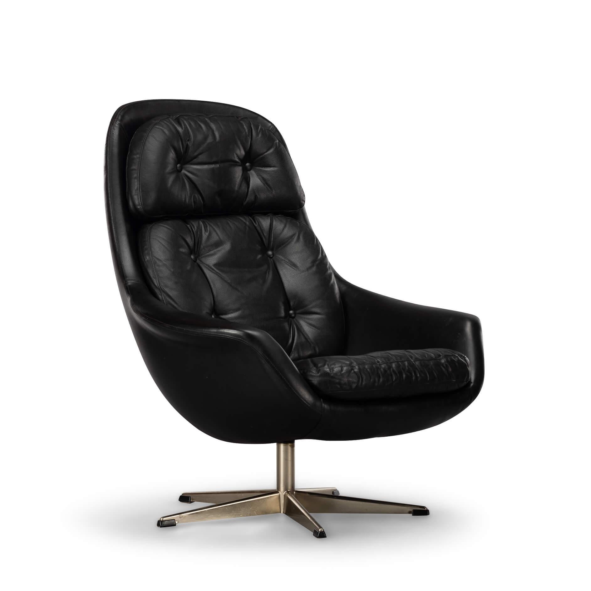 Vintage design swivelchair
This stunning black leather swivel chair by renowned designer H.W. Klein for Bramin embodies both comfort and sophisticated design. Crafted in the mid-century era, the chair features a smooth black leather upholstery that