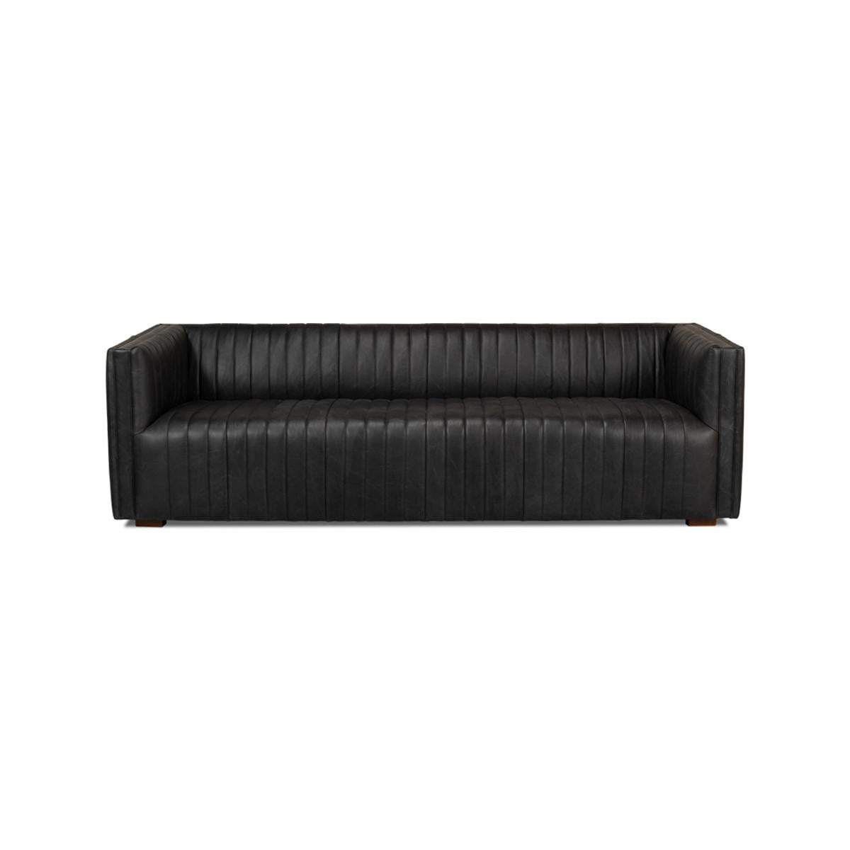 Das elegante Sofa hat ein einzigartiges, modernes, kanalisiertes Lederdesign an der Rückenlehne, dem Sitz, den Armen und der Rückseite. 

Die großzügigen Proportionen mit einer Länge von 96 Zoll ermöglichen bequeme Gespräche und sind ein Blickfang