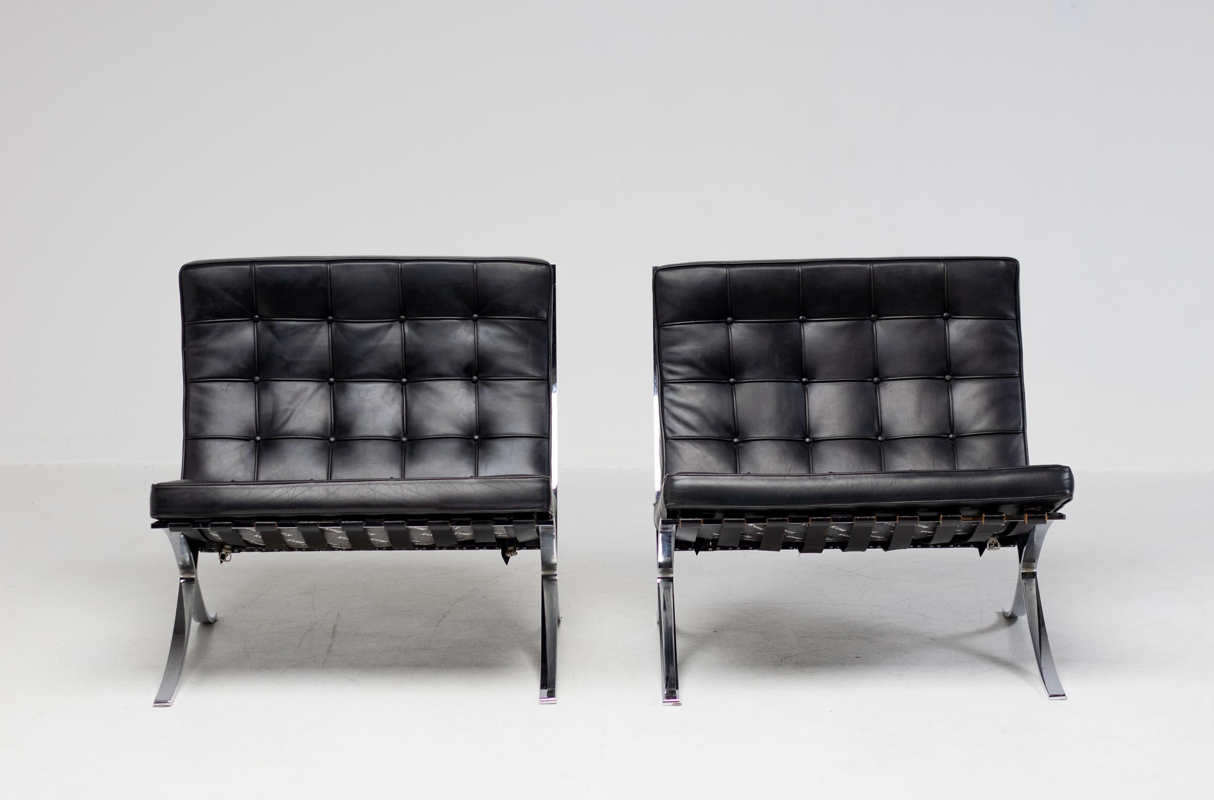 Ein Paar Barcelona-Stühle von Mies Van der Rohe für Knoll International in schwarzem Leder.
Graviert mit Unterschrift im Rahmen und mit Knoll-Logo an der Unterseite der Kissen gekennzeichnet.
Wunderbarer Vintage-Zustand.
Der Preis gilt für ein