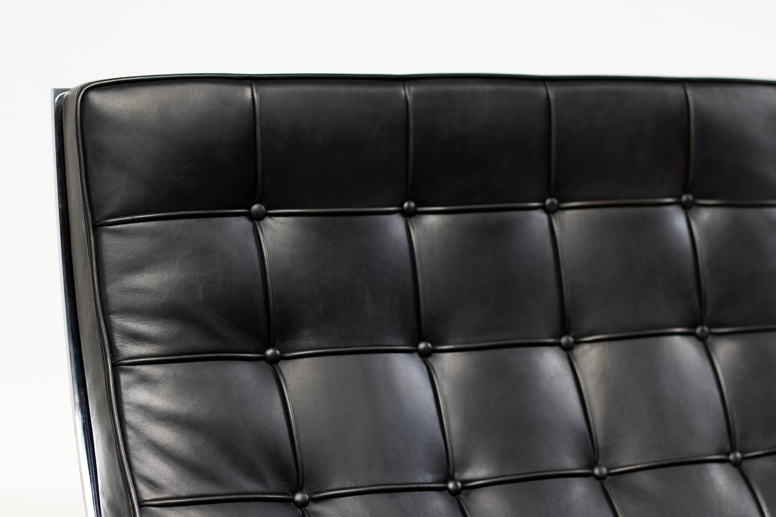 Mies van der Rohe für Knoll Barcelona Stühle, schwarzes Leder, Satz von zwei zusammenpassenden Stühlen (Stahl) im Angebot